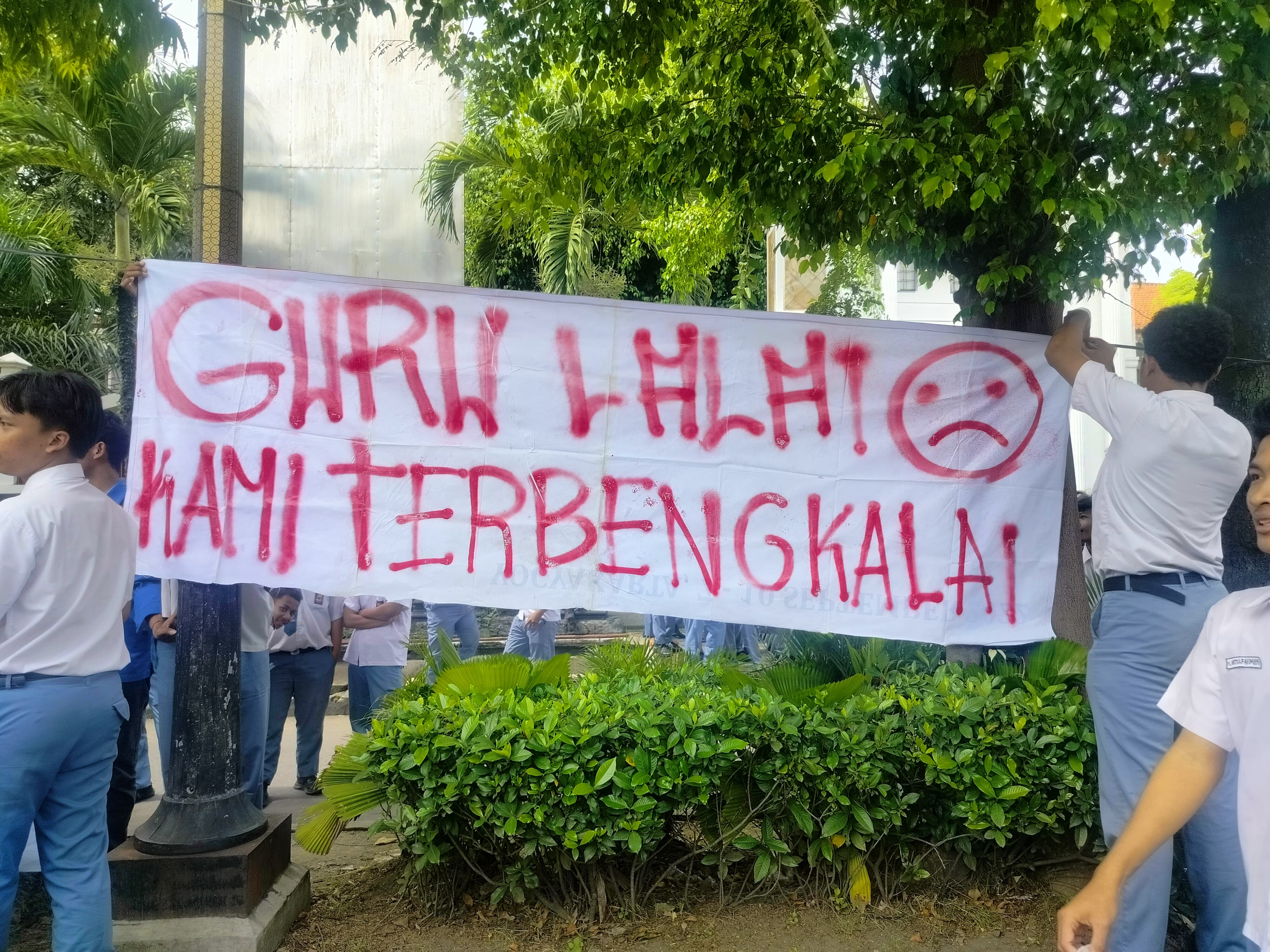 Siswa SMKN 2 Solo memasang baliho berisi sindiran karena mereka terancam tidak bisa mendaftar SNBP untuk melanjutkan ke perguruan tinggi, Senin (3/2/2025).