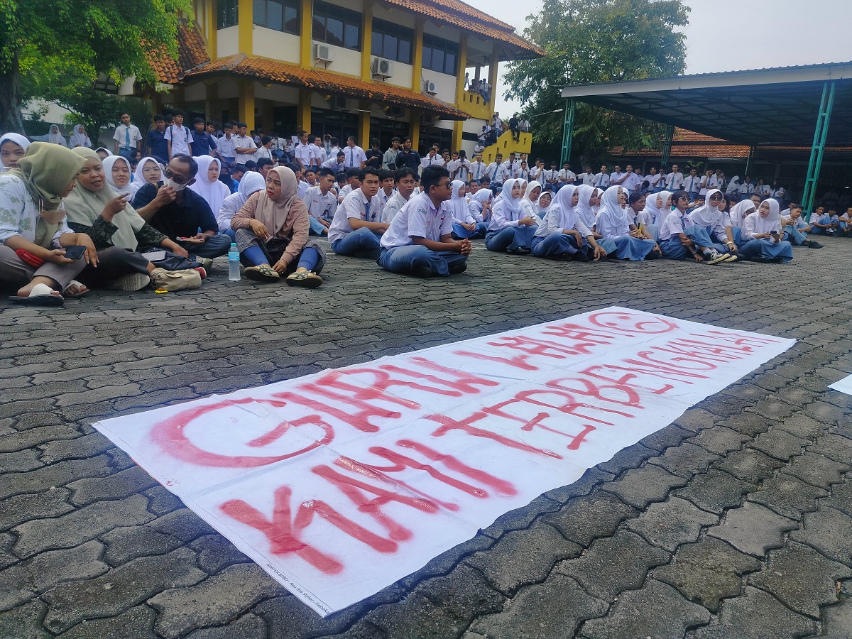 Orang tua dan murid SMKN 2 Solo gelar aksi di sekolah setempat karena kecewa tak bisa daftar SNBP, Senin (3/2/2025)