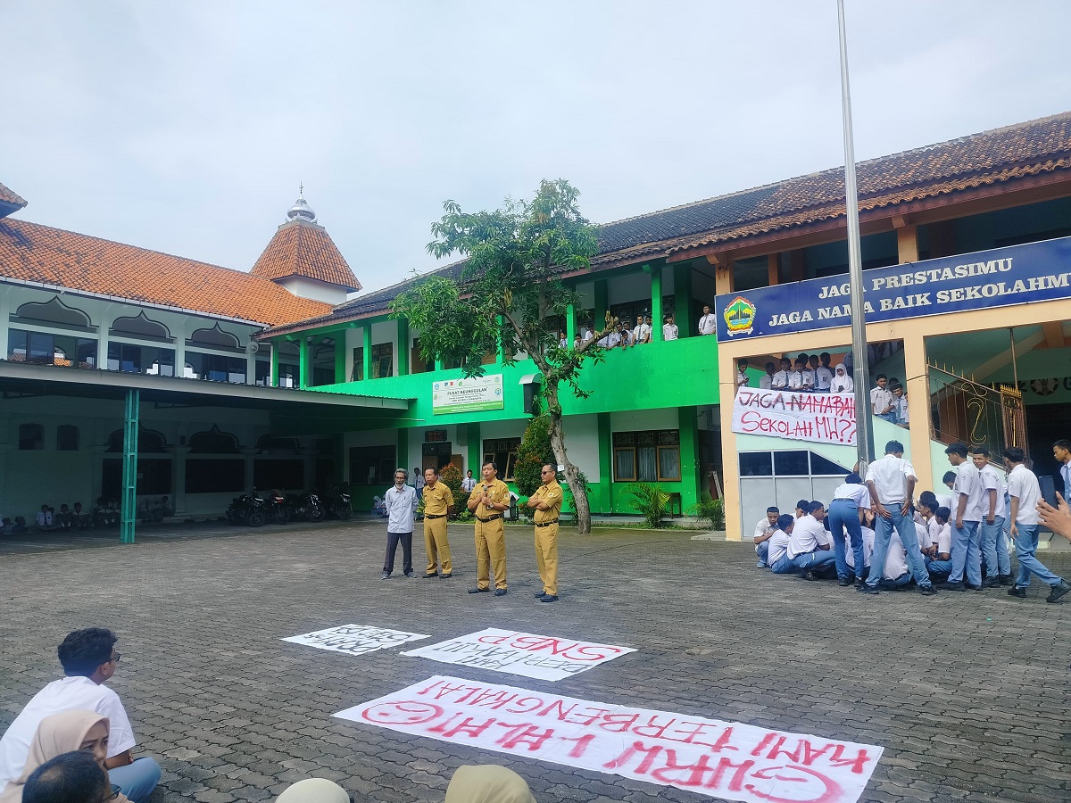Pengawas Sekolah Cabang Dinas Pendidikan Wilayah VII Jawa Tengah didampingi guru SMKN 2 Solo beri penjelasan kepada orang tua dan murid.