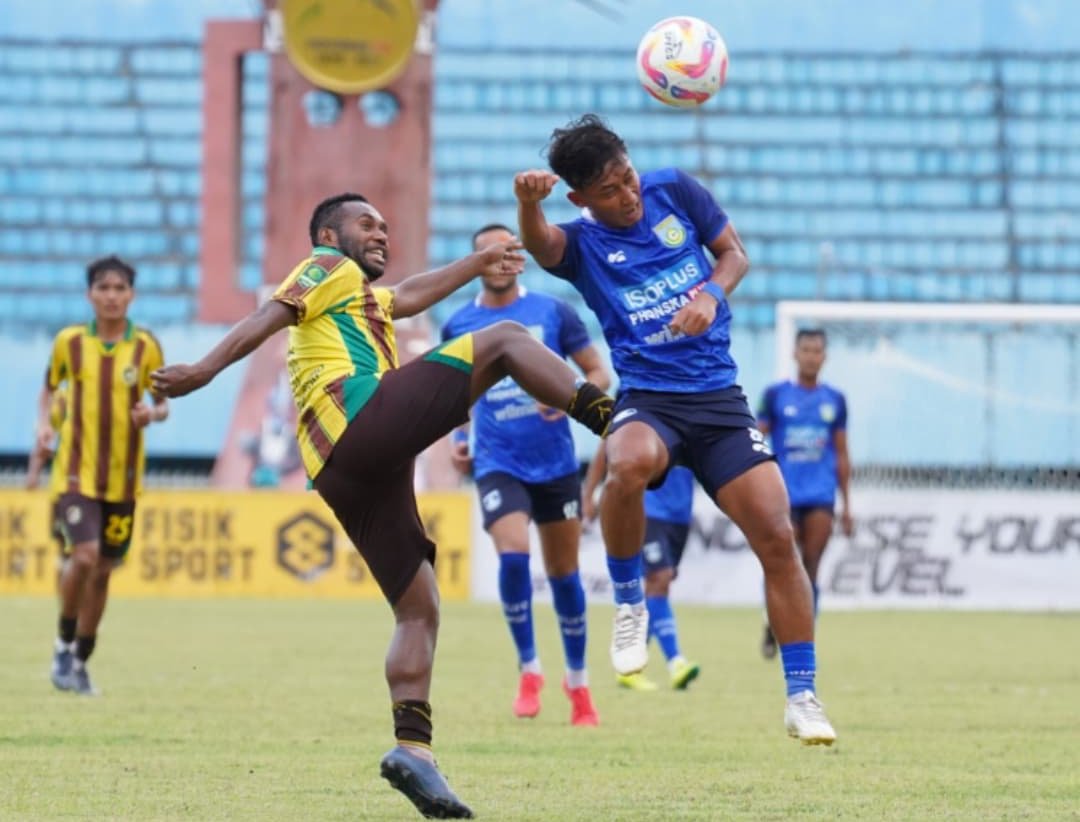laga Persewar Waropen melawan Gresik United di Stadion Mandala , Jayapura (4/2/2025).