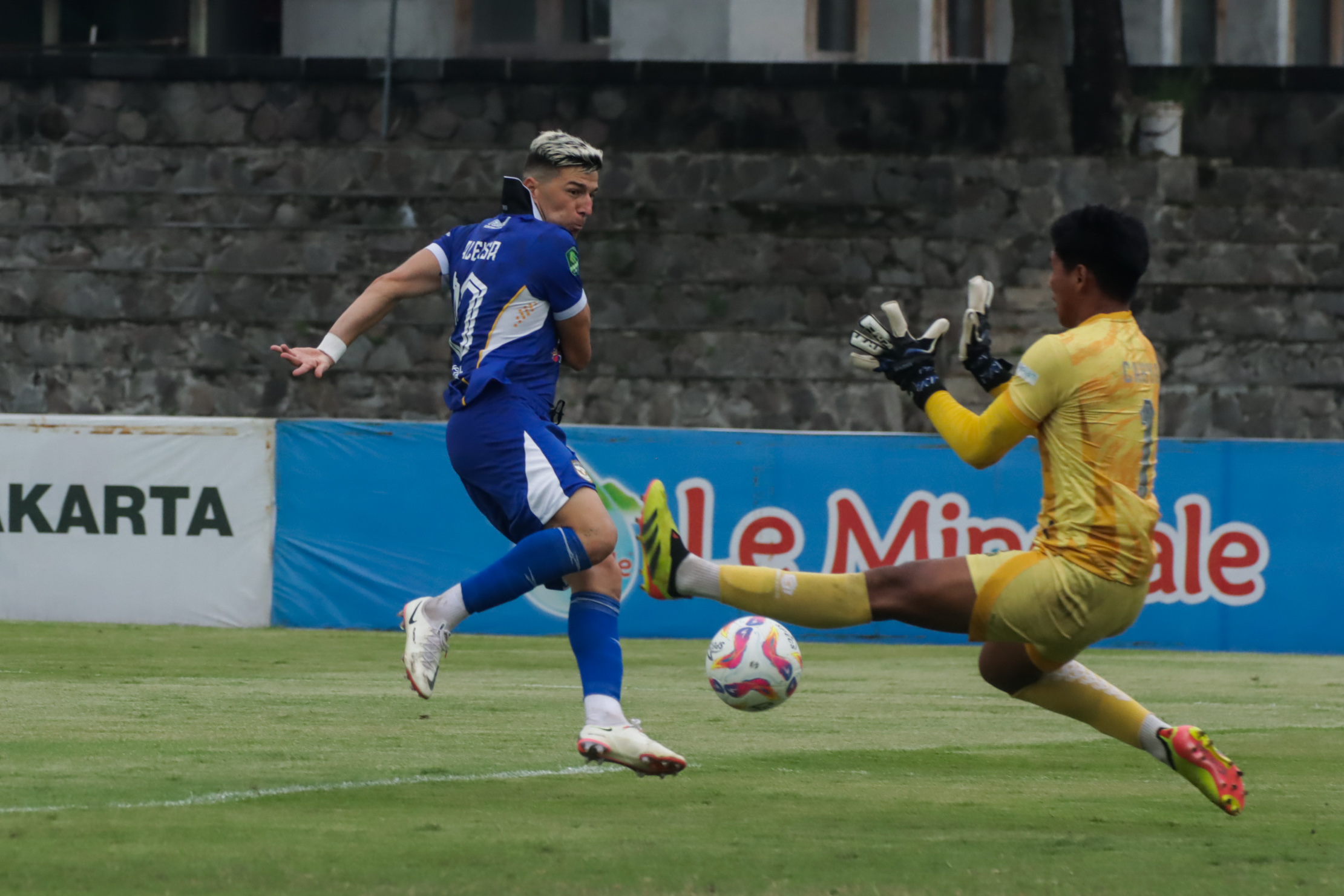 TAK BERKUTIK: Striker Adhyaksa FC Andrejic Aleksa (kiri) saat hendak menjebol gawang FC Bekasi City di Stadion Sriwedari,&nbsp;Selasa (4/2/2025).