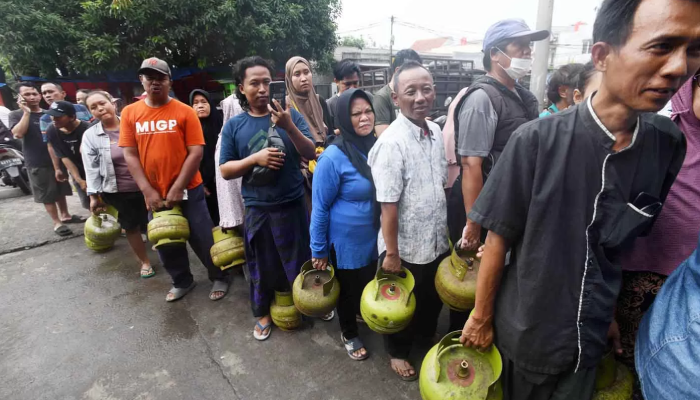 Warga antre membeli LPG 3 kg di sebuah agen gas di kawasan Ceger, Tangerang selatan, Banten, Senin (03/02/2025).