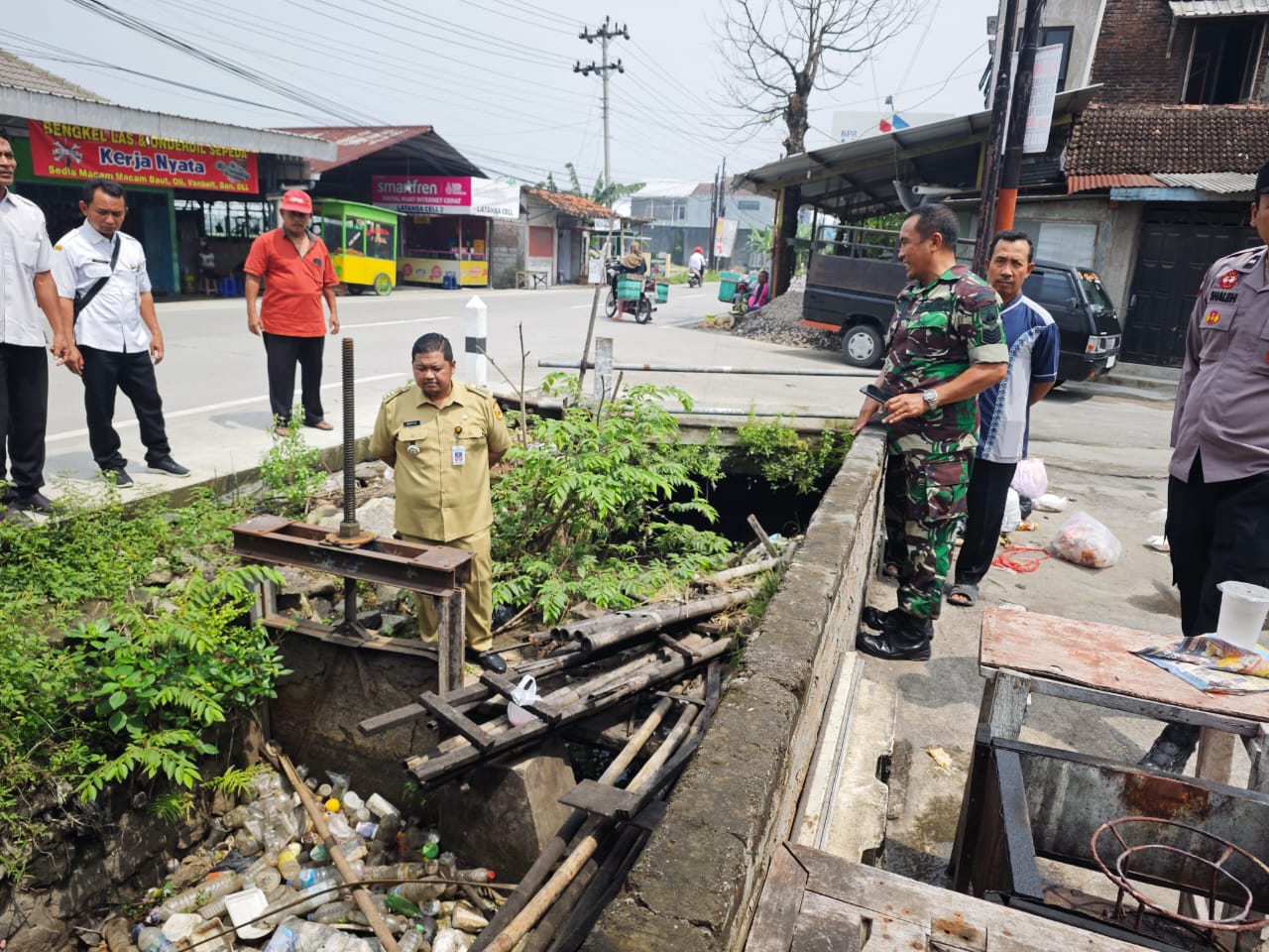 Camat Sukoharjo Kota Havid Danang Purnomo Widodo melakukan pengecekan langsung ke sejumlah saluran irigasi, Senin (3/2/2025).