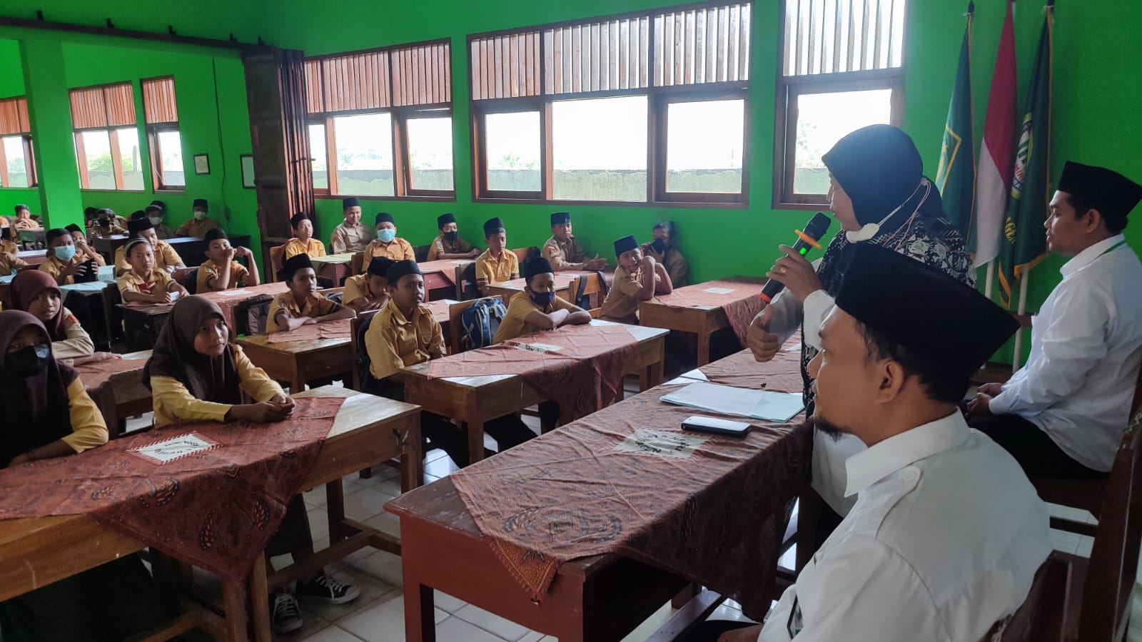 Siswa di Sragen mengikuti kegiatan belajar mengajar (KBM). (Ahmad Khairudin/Radar Solo)