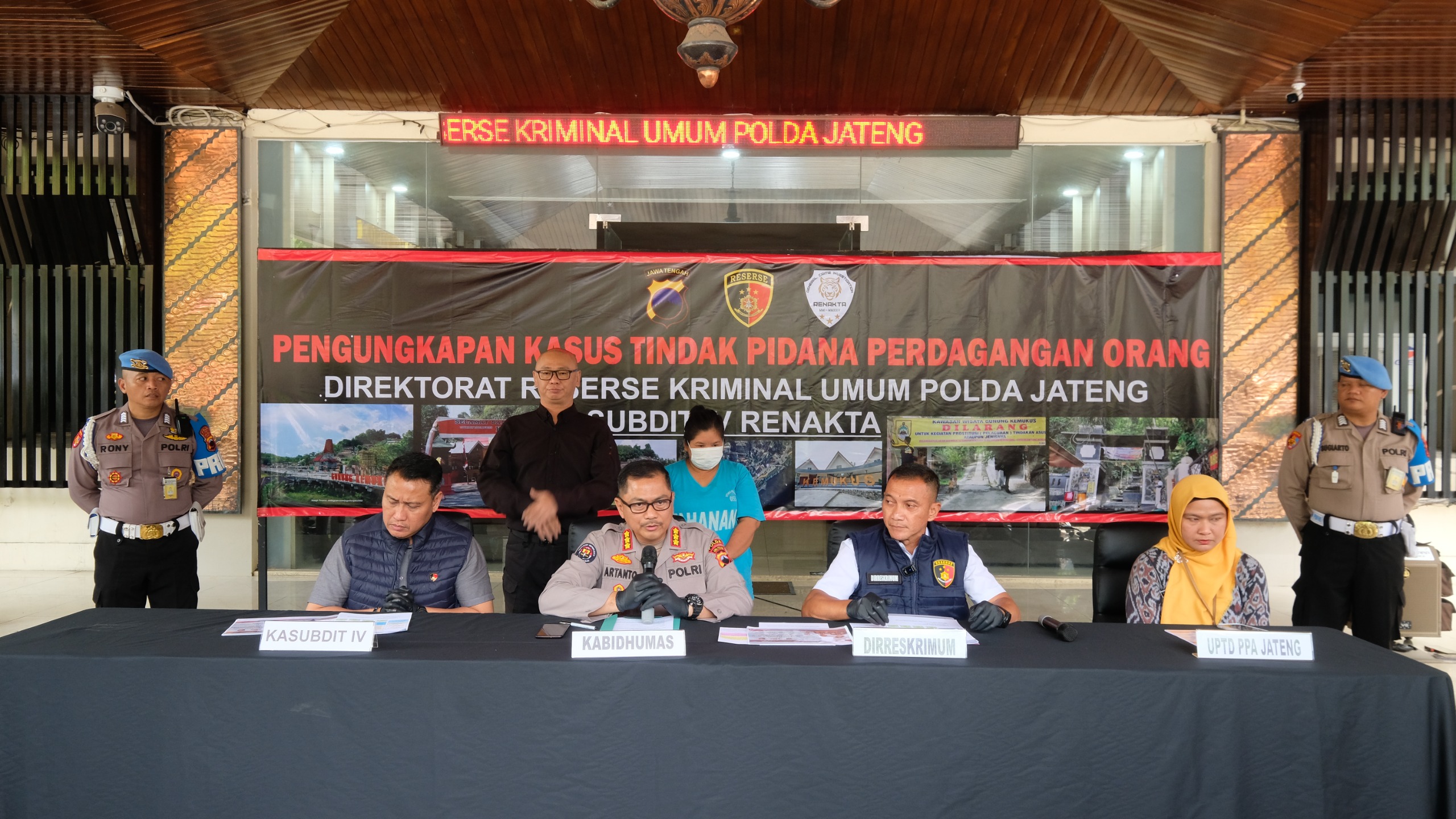Polda Jateng menunjukkan tersangka kasus TPPO yang terjadi di Gunung Kemukus, Sragen, Selasa (4/2/2025). (Dokumentasi Polda Jateng)