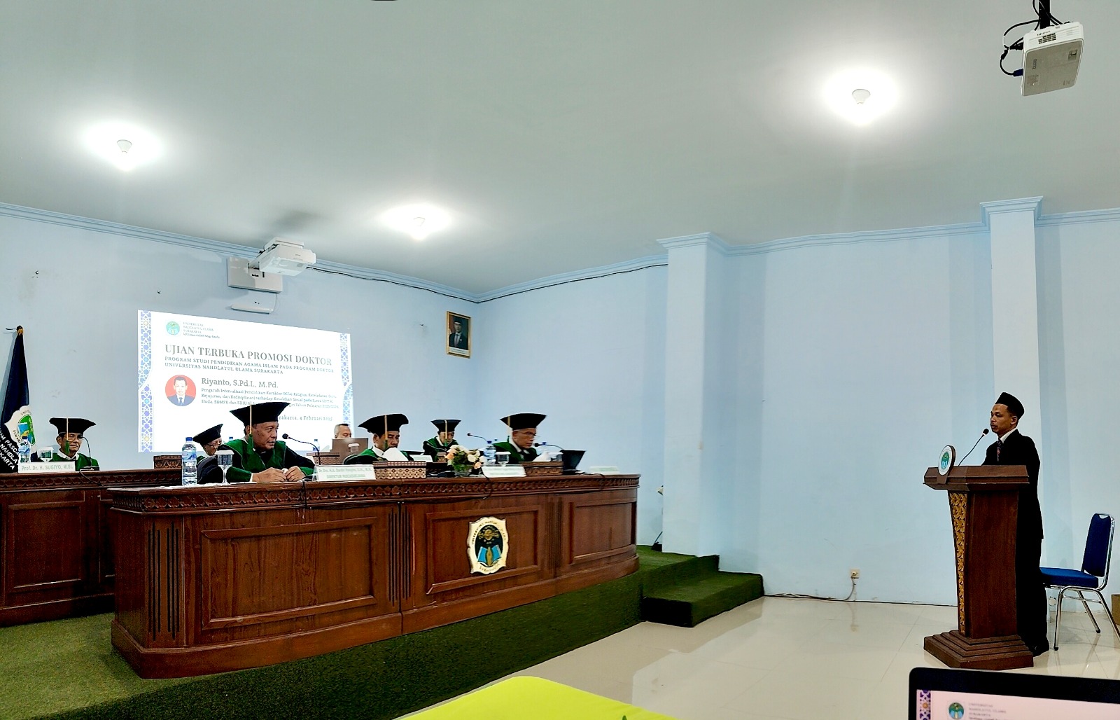 BANGGA: Promovendus Riyanto saat jalani ujian terbuka promosi doktor program studi pendidikan agama Islam di UNU Surakarta,&nbsp;Selasa (4/4/2025)