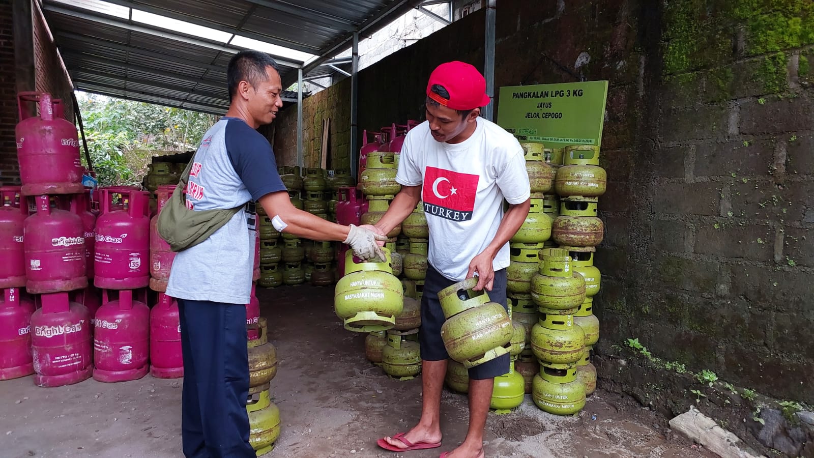 Aktivitas di pangkalan gas melon Desa Jelok, Kecamatan Cepogo, Boyolali, Selasa (4/2/2025).