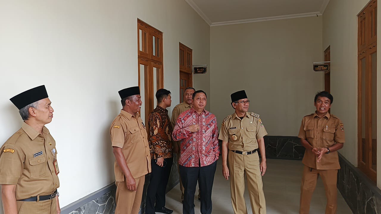 Bupati Boyolali M Said Hidayat (dua dari kiri) tinjau bangunan baru untuk kantor Desa Kragilan, Senin (3/2/2025)