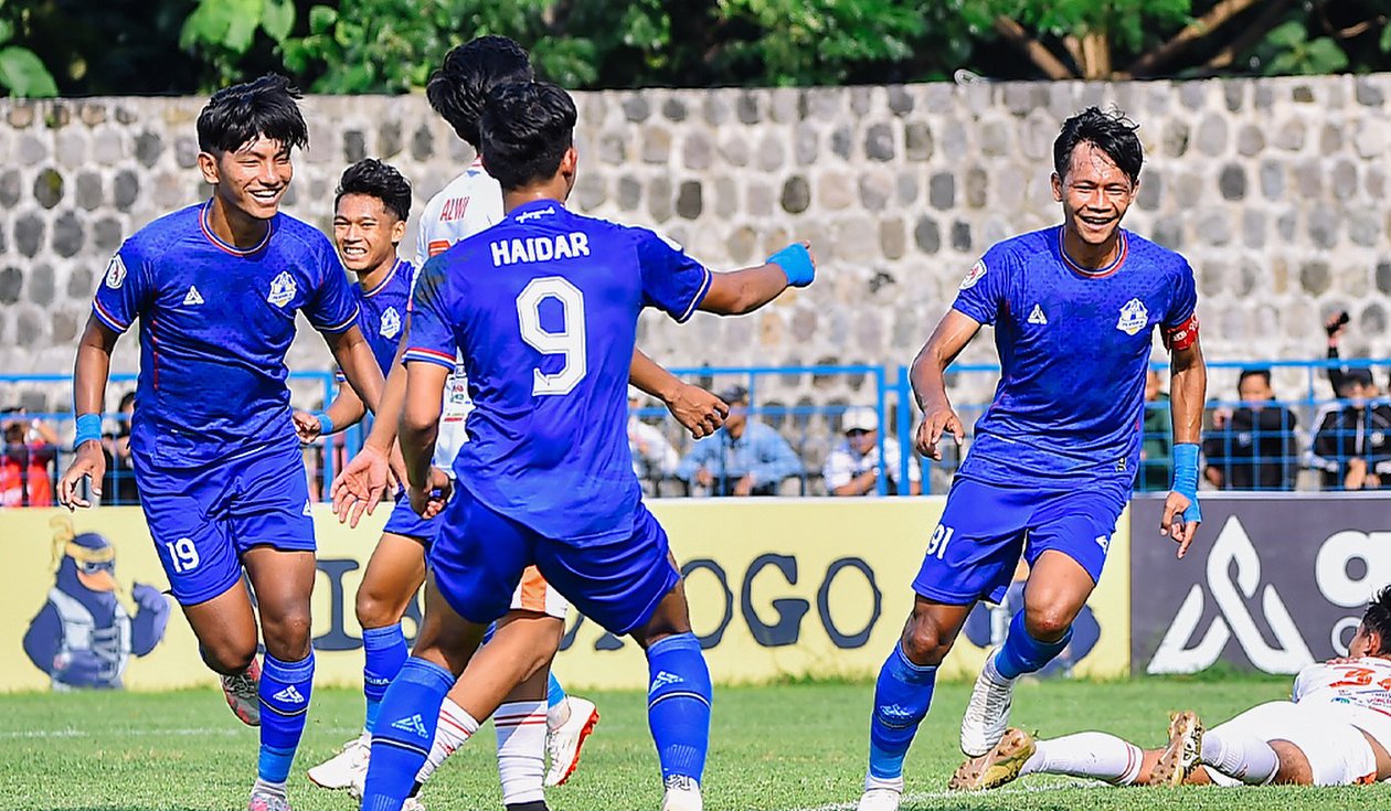Para pemain Persika Karanganyar melakukan selebrasi usai jebol gawang PSIR Rembang.