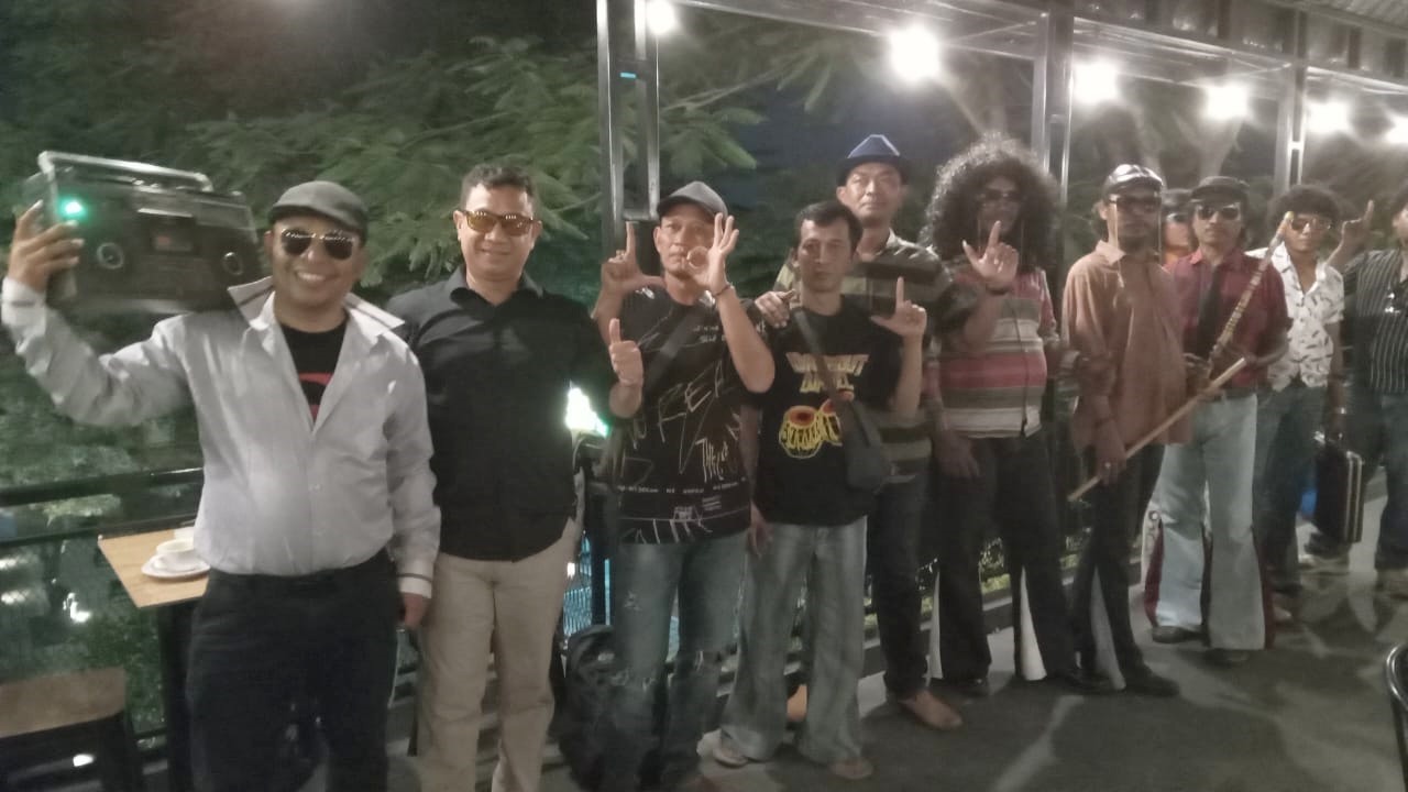 Lorenza Fans, para penggemar setia OM Lorenza yang tak hanya menikmati musik, tetapi juga membawa atmosfer jadul ke setiap pertunjukan.