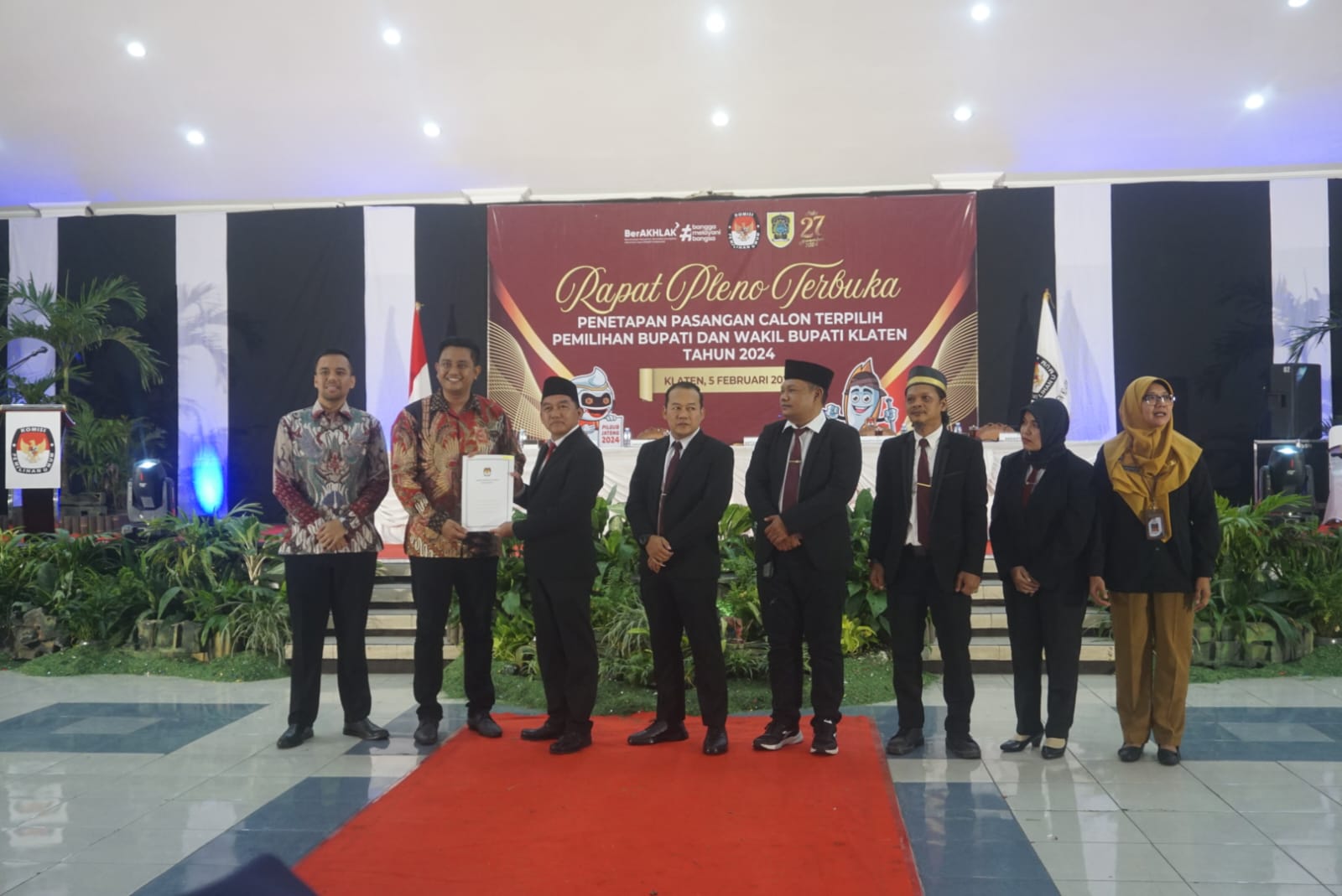 KPU Klaten menetapkan Hamenang Wajar Ismoyo-Benny Indra Ardhianto sebagai bupati-wakil bupati Klaten terpilih lewat rapat pleno, Rabu (5/2/2025) malam. (Angga Purenda/Radar Solo)