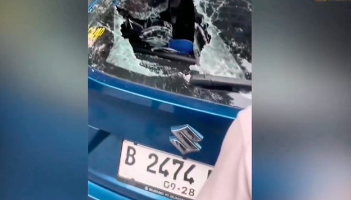 Tangkapan layar kaca mobil yang pecah dihantam pengendara motor di Cengkareng, Jakbar.