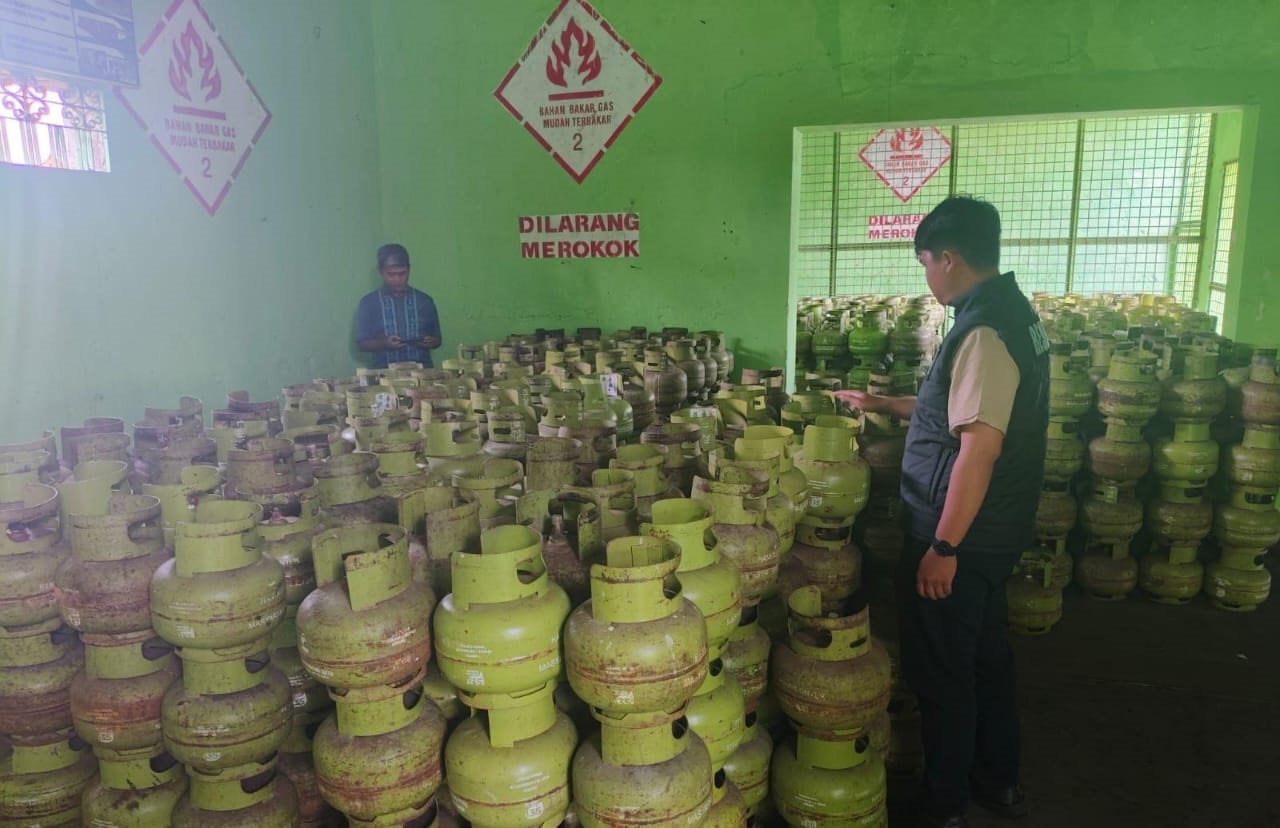 Petugas disdagperinaker dan anggota Satreskrim Polres Karanganyar sidak ke pangkalan elpiji di Kecamatan Matesih, Selasa (4/2/2025). (Rudi Hartono/Radar Solo)