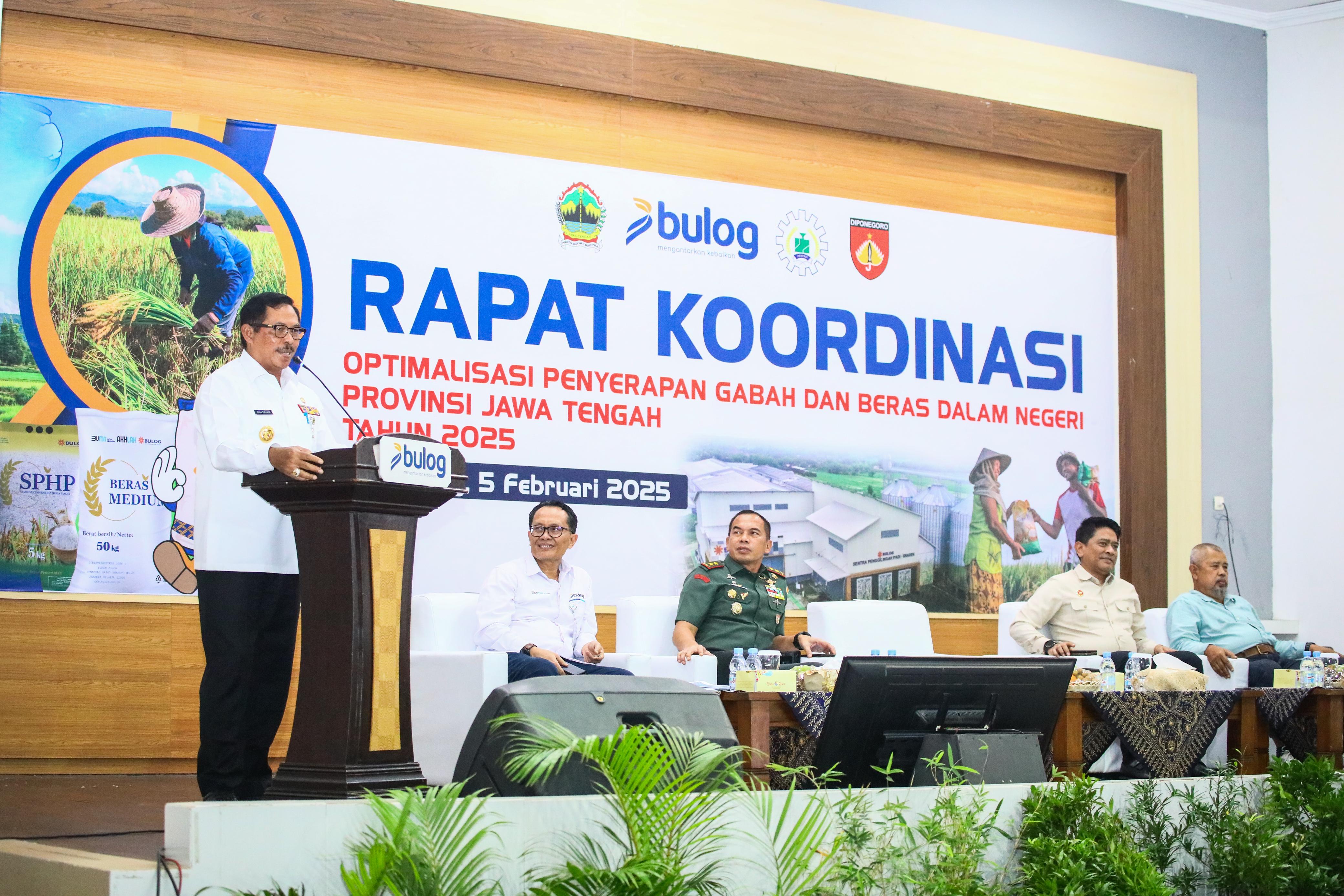 Pj Gubernur Jawa Tengah Nana Sudjana dalam Rakor Optimalisasi Penyerapan Gabah dan Beras Dalam Negeri di Kantor Perum Bulog Kanwil Jateng, Rabu (5/2/2025).