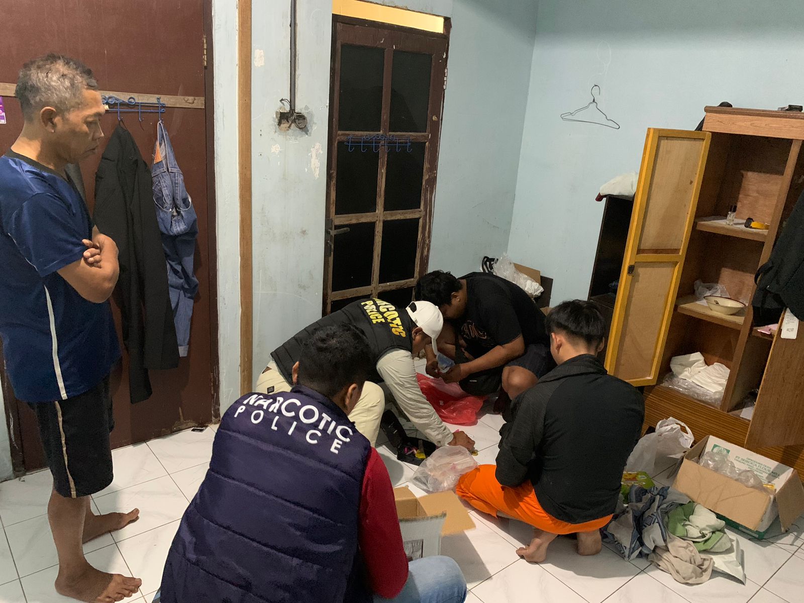 Polres Boyolali melakukan penggeledahan di kos yang ditempati RO, seorang kurir sabu asal Solo.