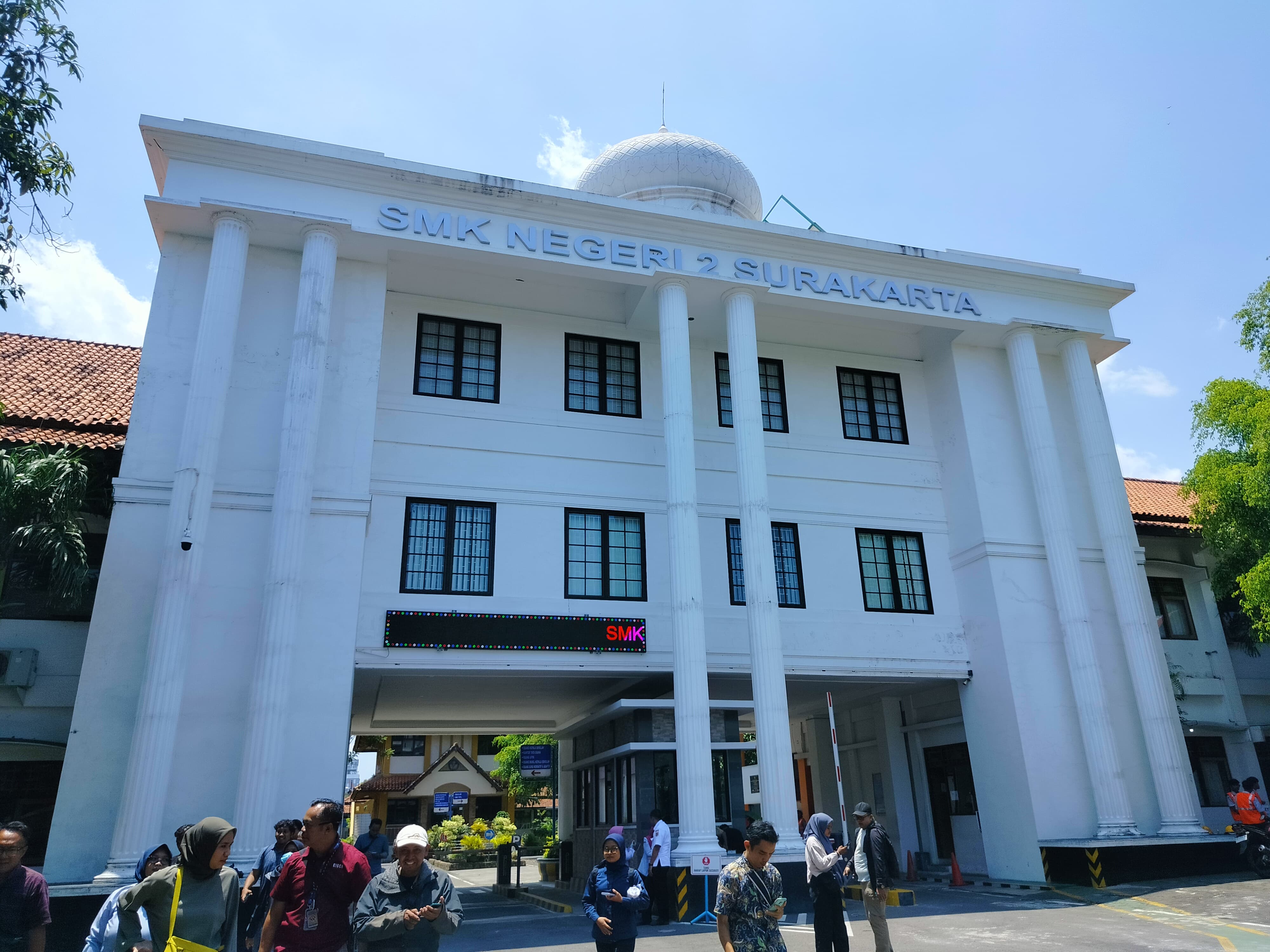 Gedung SMKN 2 Solo. Ratusan siswa di sekolah ini terancam tak bisa daftar SNBP.