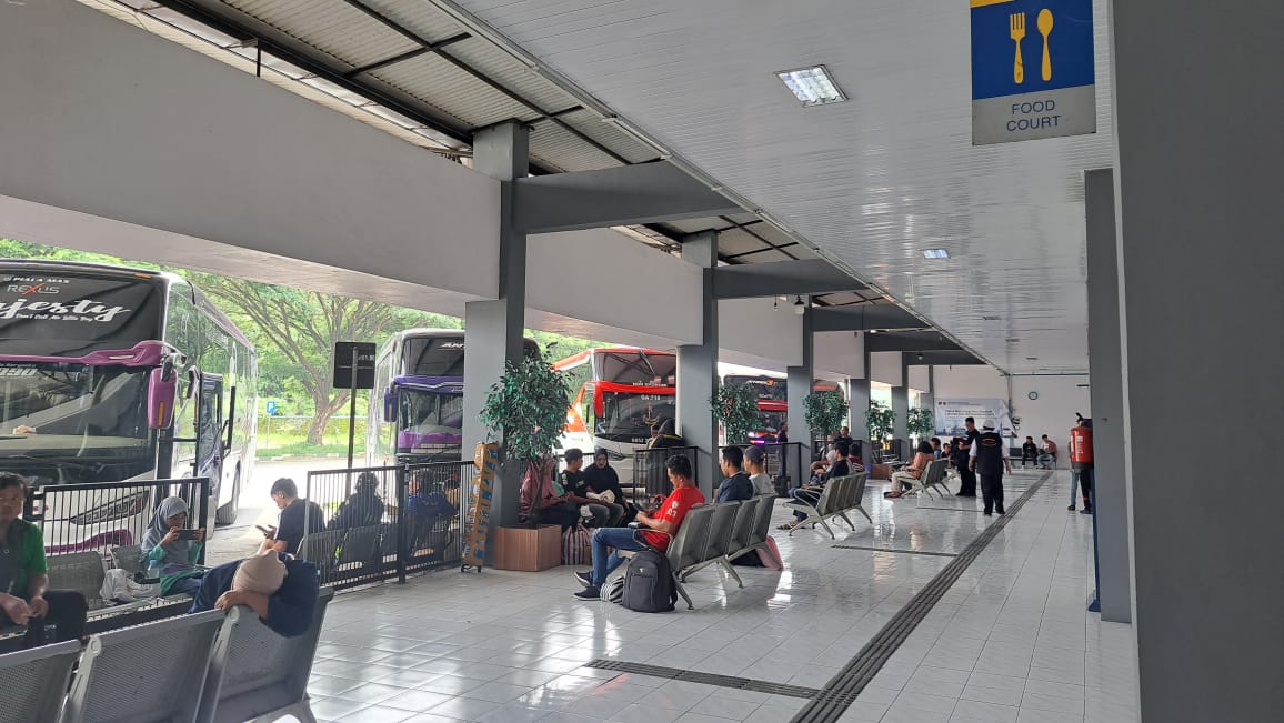 Penumpang menunggu armada di Terminal Wonogiri, Rabu (5/2/2025).