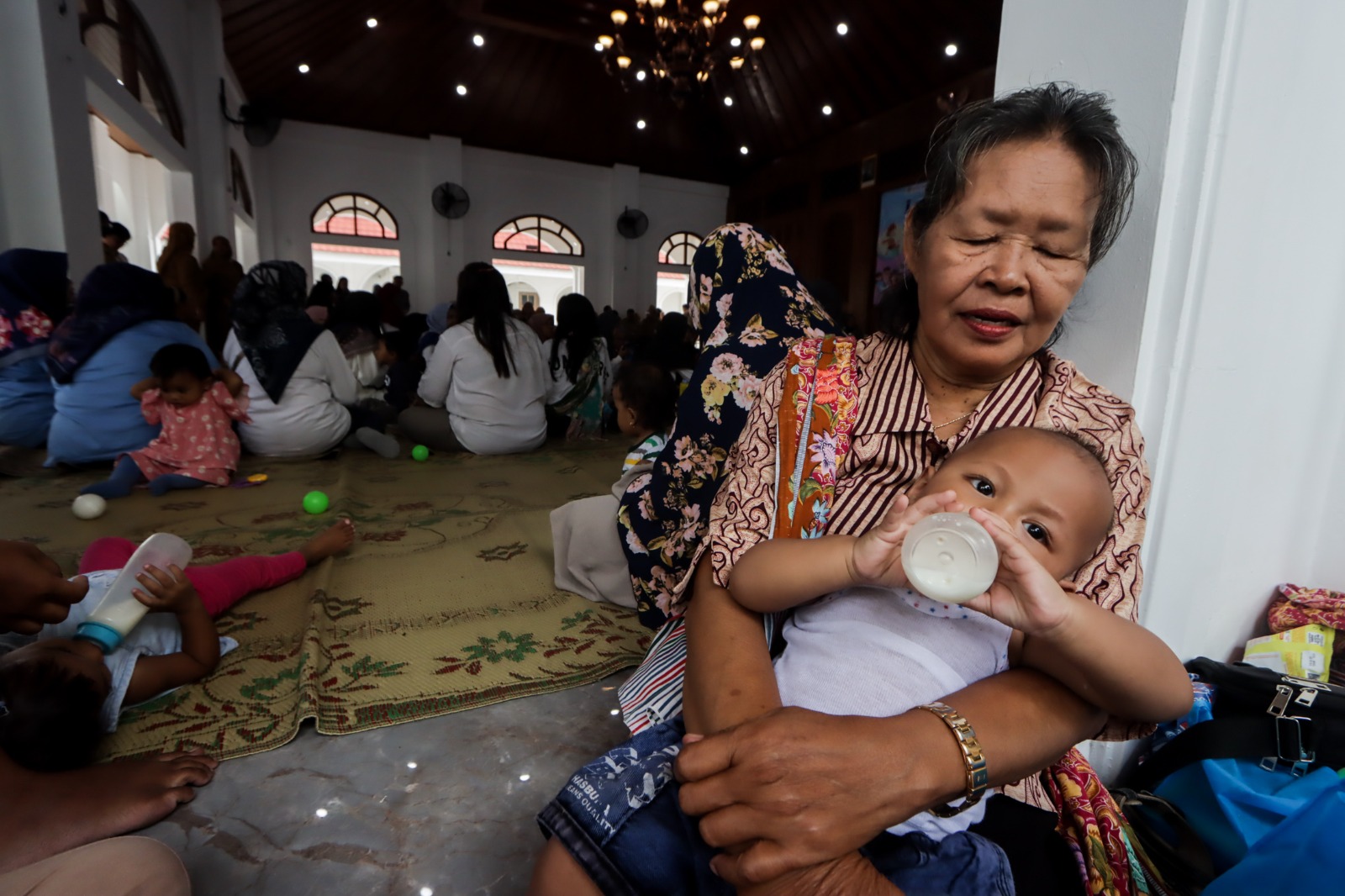 SEHAT: Bayi dan balita hadir dalam acara launching Gerakan Orangtua Asuh Cegah Stunting (Genting) di Kelurahan Sondakan, Laweyan (3/2).