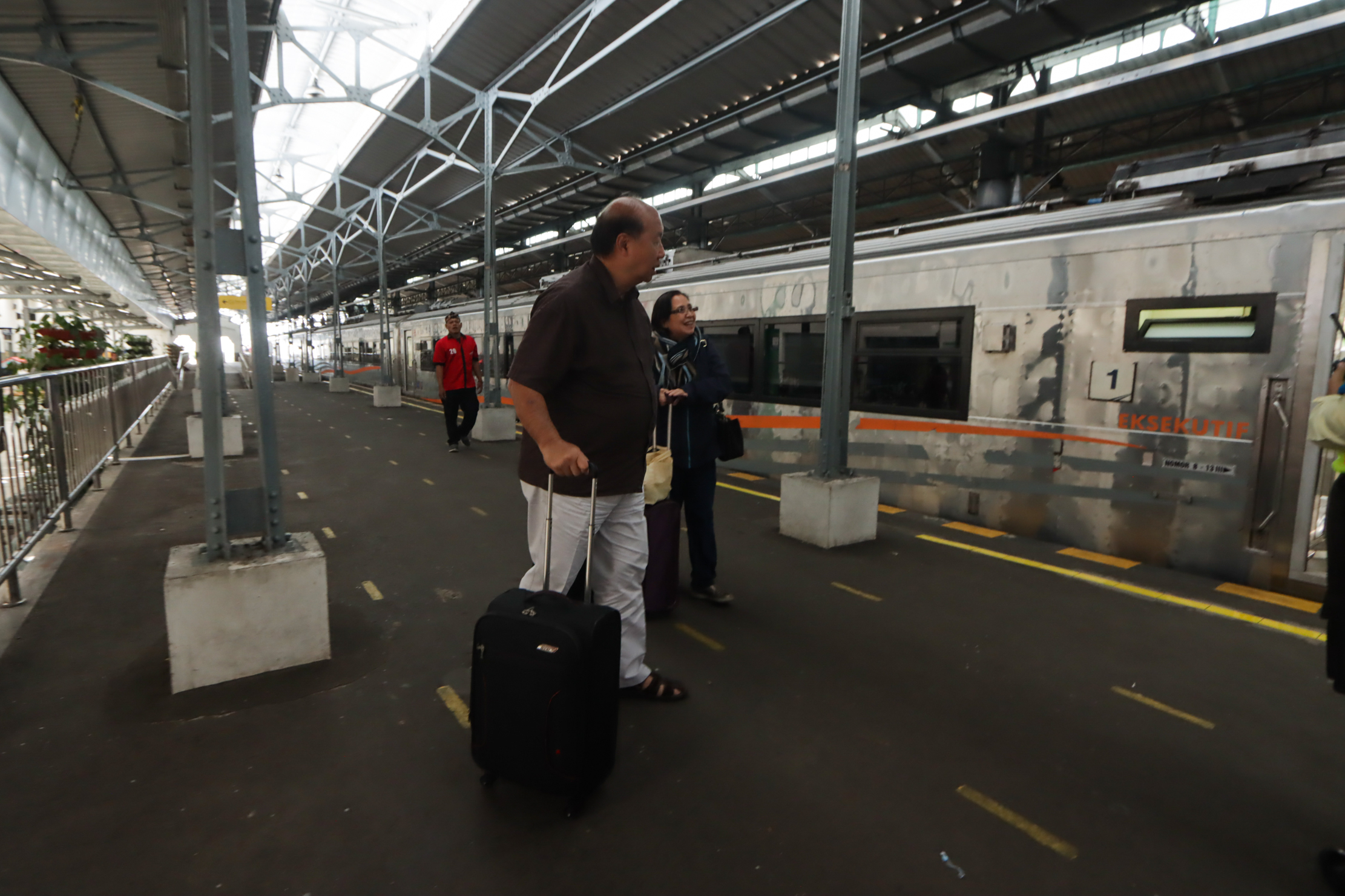 Penumpang kereta api bersiap berangkat di Stasiun Solo Balapan. (M Ihsan/Radar Solo)