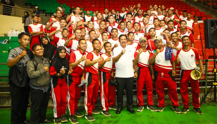 Pj Gubernur Jateng Nana Sudjana bersama para atlet&nbsp;Kejuaraan Bola Voli Piala Gubernur Jateng 2025 di GOR Jatidiri, Kota Semarang.