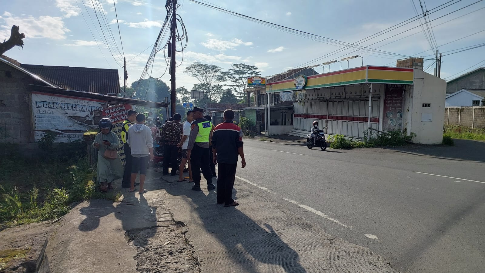 Polisi bersama warga meninjau lokasi  kecelakaan beruntun di perempatan Dusun Randu, Desa Jelok, Kecamatan Cepogo pada Kamis (6/2/2025) pagi.