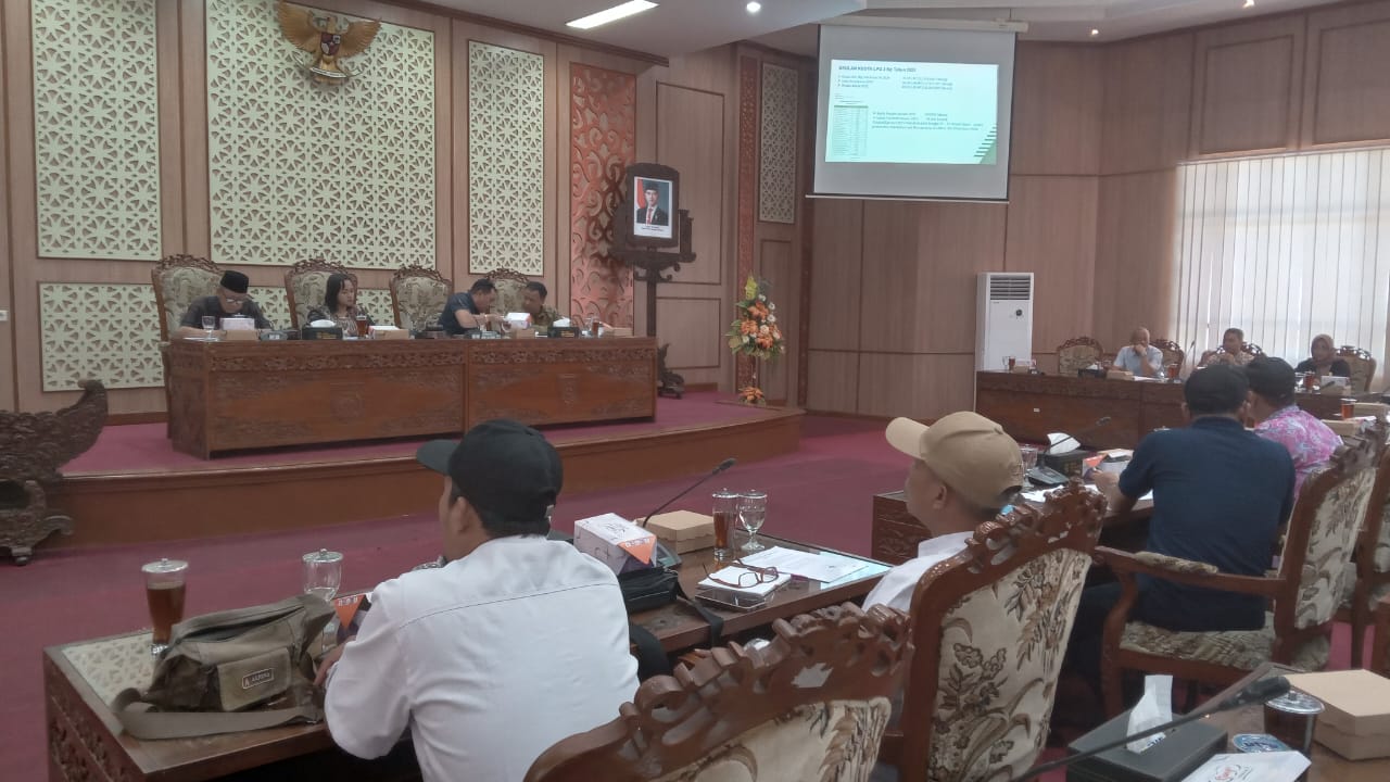 Komisi II dan IV DPRD Kabupaten Sukoharjo gelar rapat dengar pendapat dengan perwakilan buruh di Gedung DPRD Kabupaten Sukoharjo. Rapat ini membahas kelangkaan gas LPG 3 Kg, Kamis (6/2/2025).