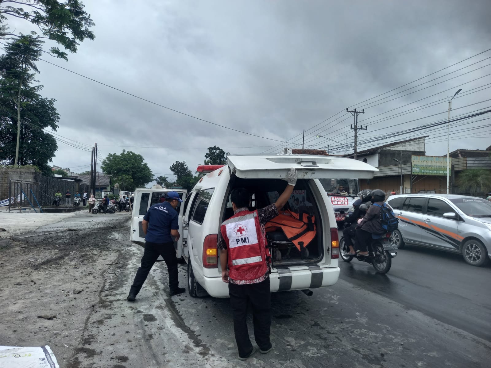 Relawan PMI Sragen mengevakuasi korban kecelakaan lalu lintas di Jalan Sragen-Ngawi, depan SPBU Bener, Kecamatan Ngrampal, Sragen, Kamis (6/2/2025). (Ahmad Khairudin/Radar Solo)