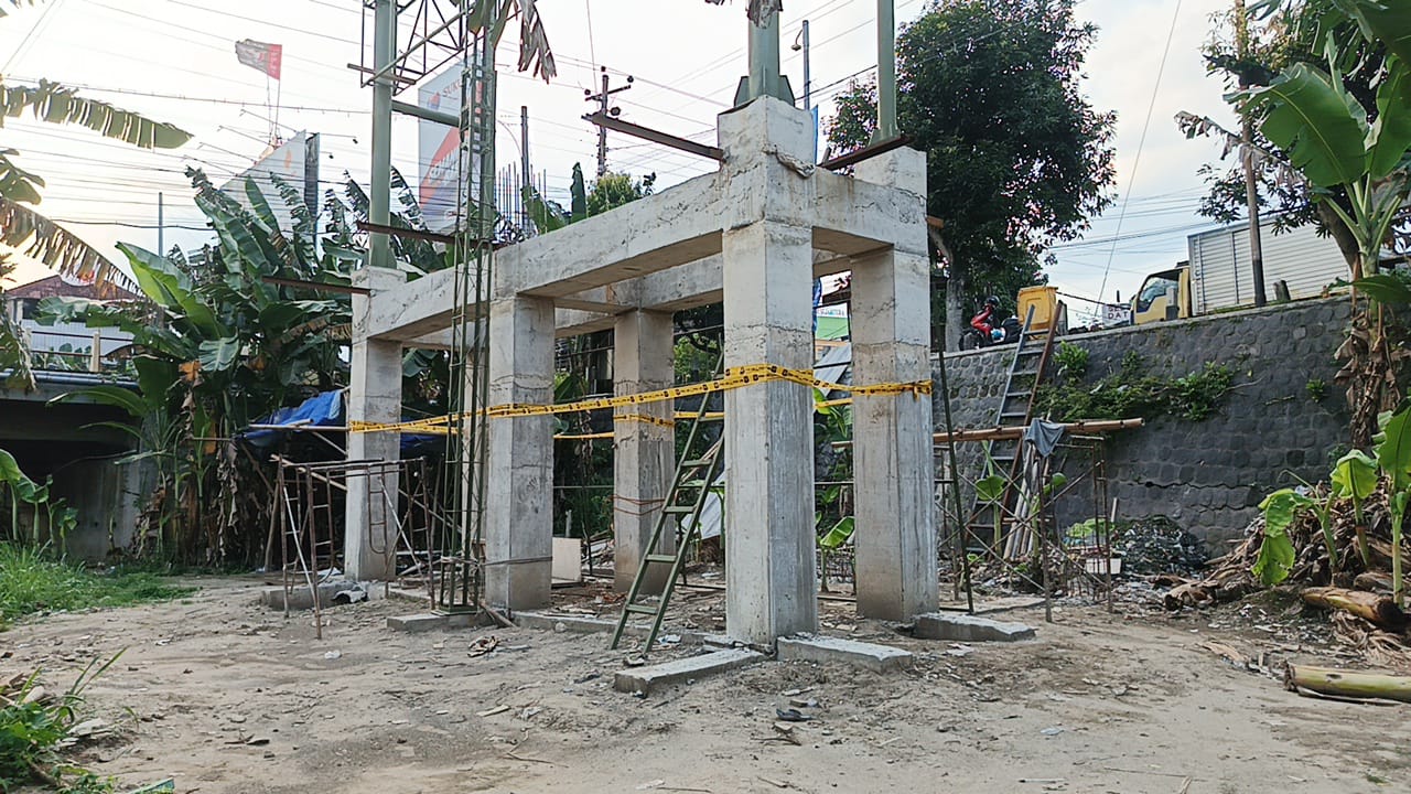 Reklame di sekitar Bandara Adi Soemarmo disegel, Kamis (6/2/2025).