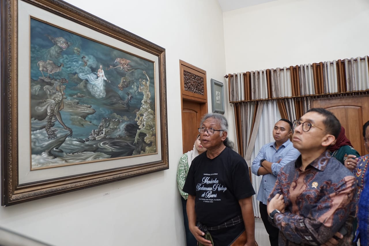 Menteri Kebudayaan Fadli Zon (kanan) berkunjung ke kediaman I Gusti Nengah Nurata (kiri) di Desa Jati, Kecamatan Jaten, Karanganyar, Rabu (5/2/2025) malam.