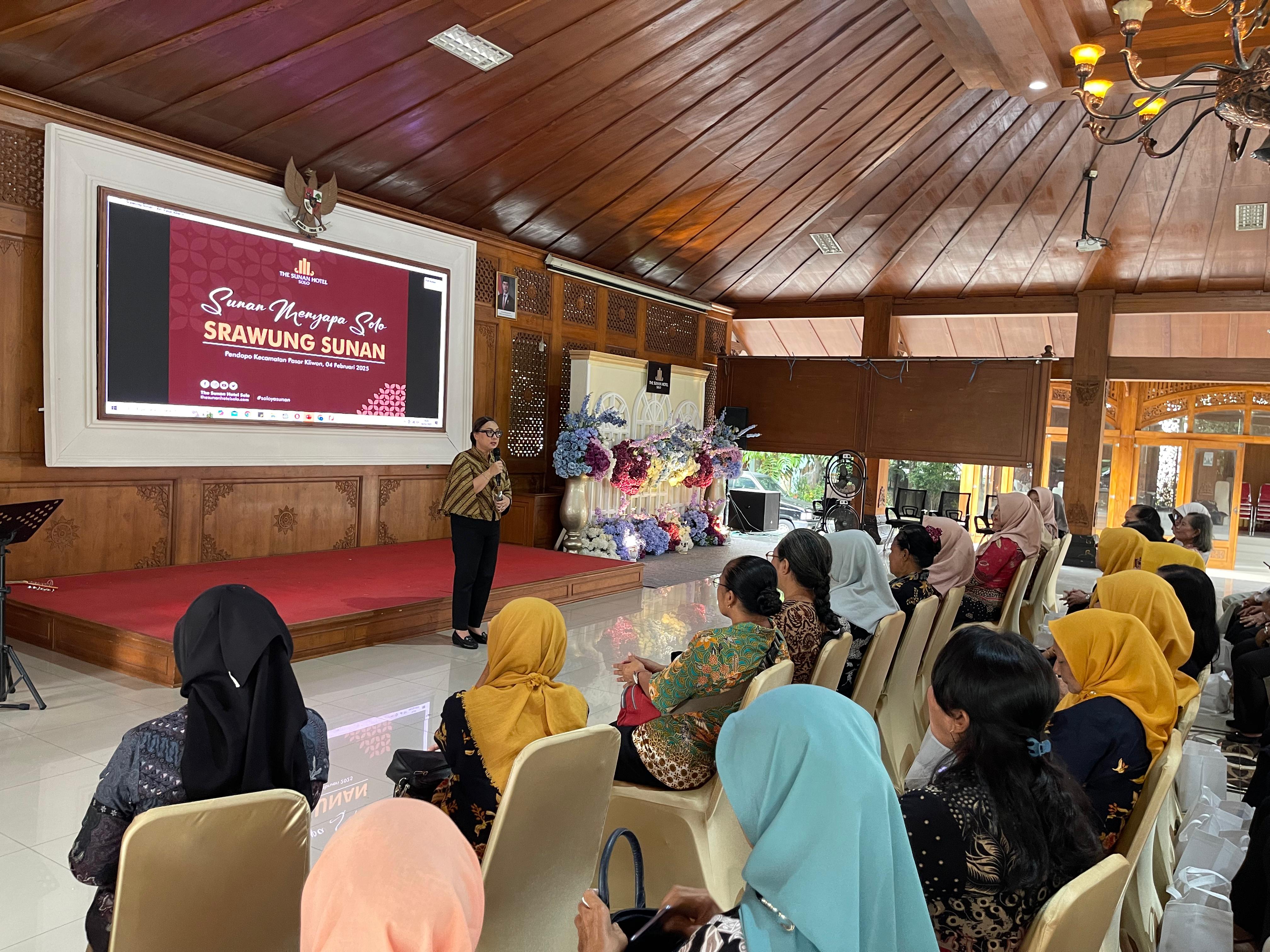 General Manager The Sunan Hotel Solo Retno Wulandari beri sambutan pada program Srawung Sunan di Pendopo Kecamatan Pasar Kliwon,Selasa (4/2/2025).