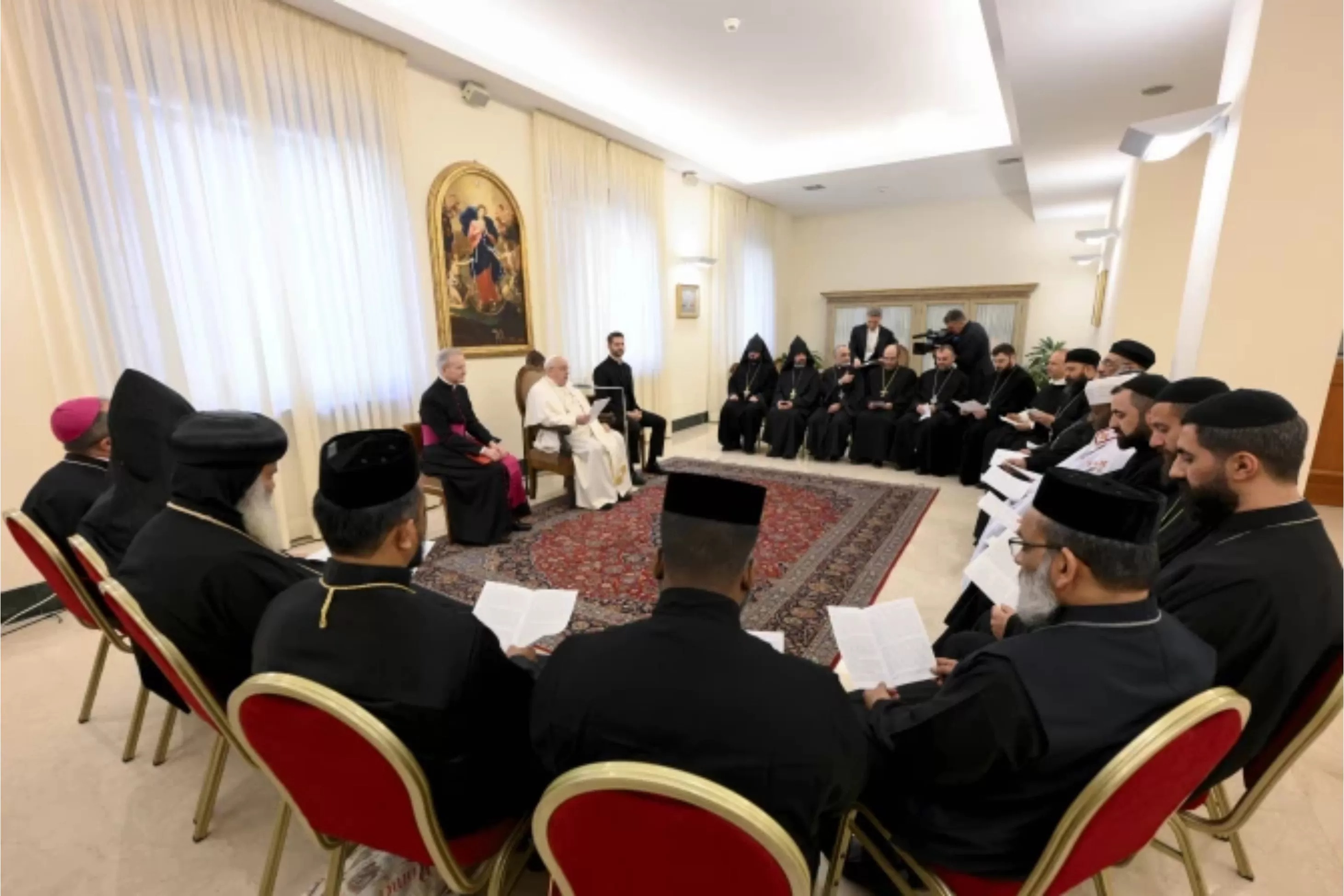 Paus Fransiskus bertemu dengan para imam dan biarawan Ortodoks Timur pada 6 Februari 2025 di kediamannya, Casa Santa Marta, Vatikan.