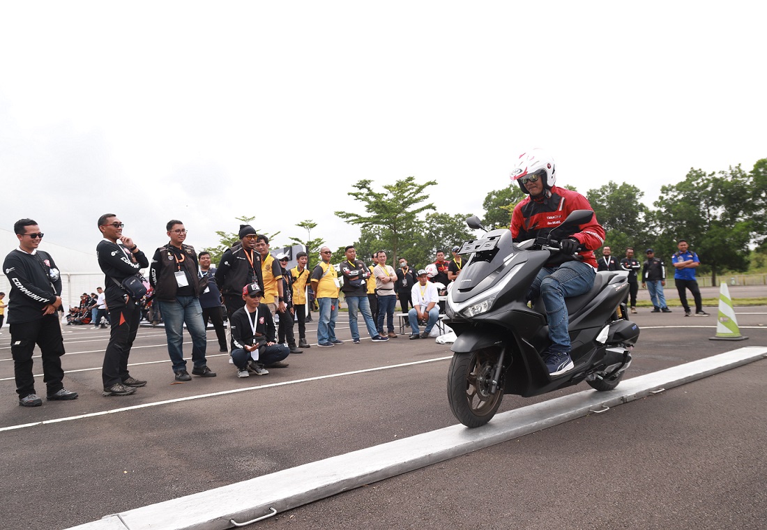 Bikers mendapat kesempatan eksklusif menjajal New Honda PCX 160. Skutik premium 160cc ini hadir dengan desain lebih mewah, teknologi modern, dan fitur konektivitas Roadsync.