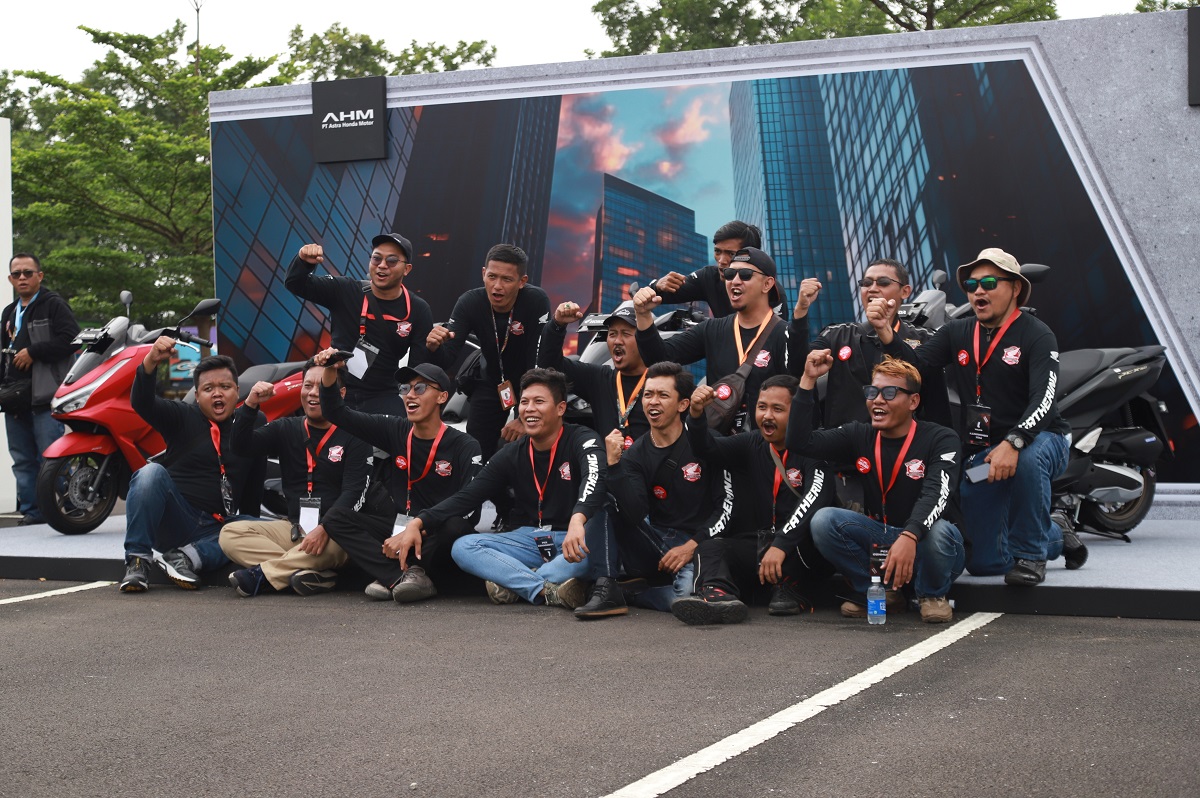 Komunitas Honda PCX dari Jakarta dan Jawa Barat dalam ajang meet and greet dua pebalap dunia, Joan Mir dan Luca Marini di Astra Honda Motor Safety Riding and Training CenterDeltamas, Jawa Barat.