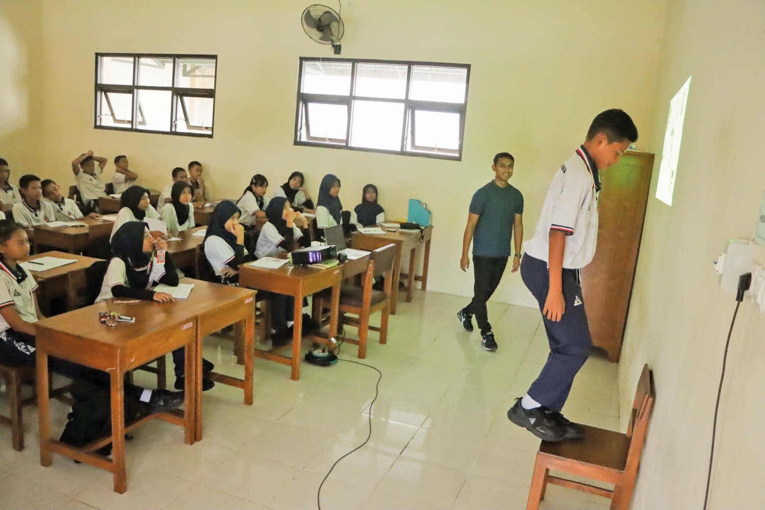 Ilustrasi kegiatan belajar mengajar di dalam kelas SMP Khusus Olahraga (SKO) Kota Solo