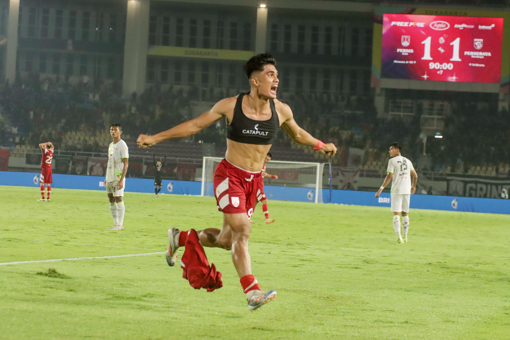 MEMUKAU: Striker Persis Solo Ramadhan Sananta selebrasi usai cetak gol ke gawang Persebaya Surabaya di Stadion Manahan, Jumat malam (7/2).
