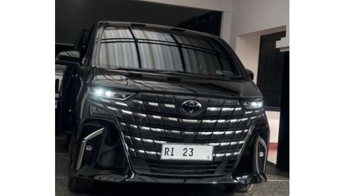 Foto mobil dinas yang diunggah Menteri Hak Asasi Manusia (HAM), Natalius Pigai.
