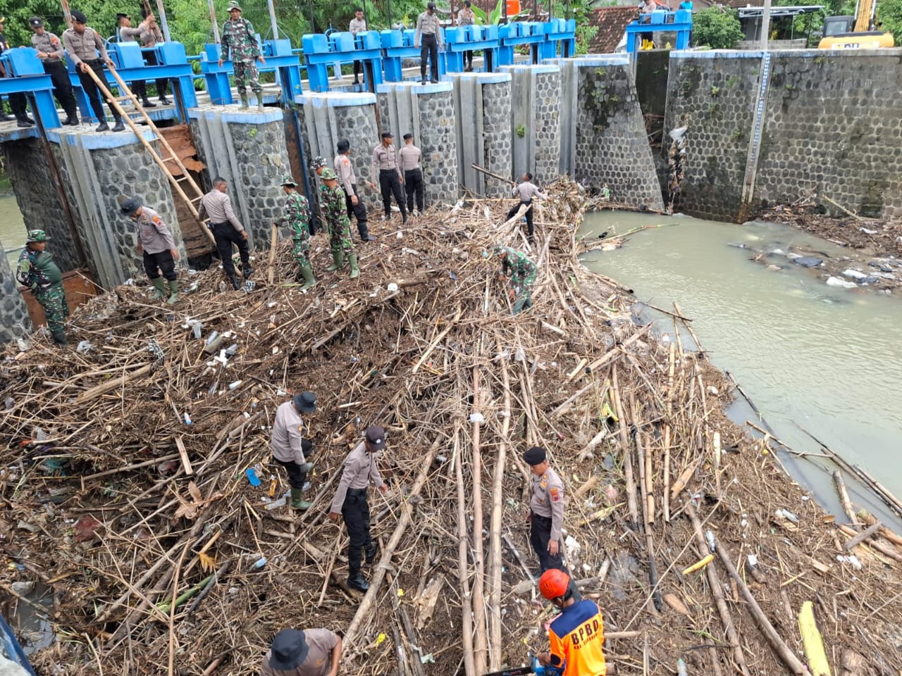 ANTISIPASI BENCANA: TNI, Polisi, relawan dan masyarakat membersihkan bendung Pilang, Desa Karangwuni, Kecamatan Weru.