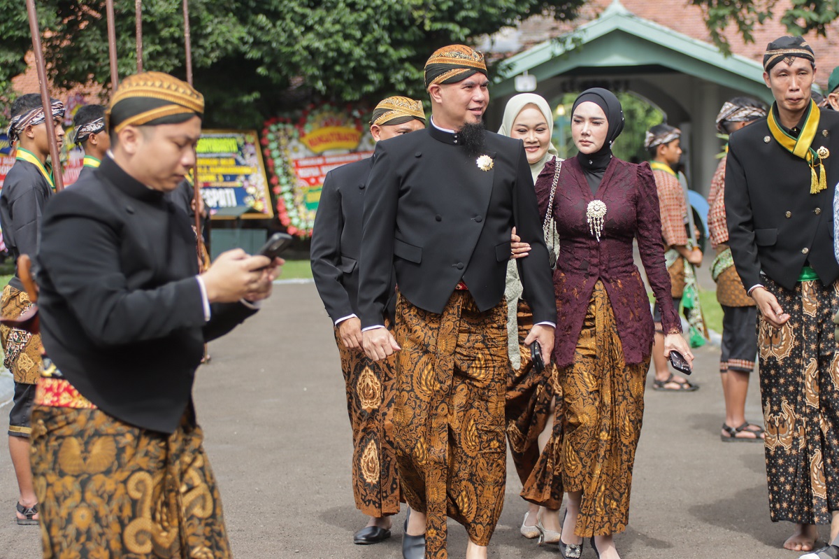 Penyanyi sekaligus anggota DPR RI pasangan Ahmad Dhani dan Mulan Jameela.