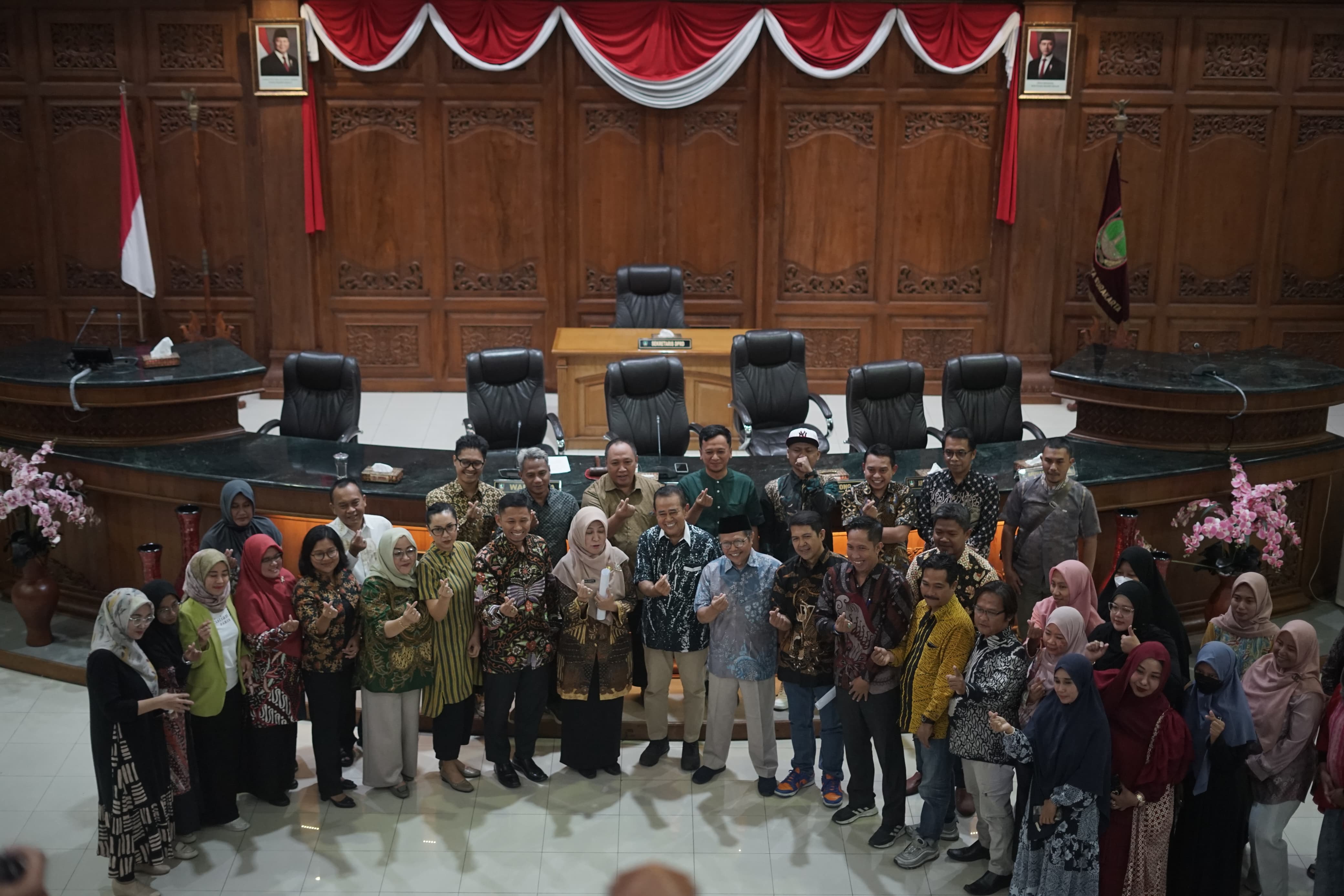 Persatuan Orang Tua Murid Al Abidin (Portal) akhirnya berdamai dengan Yayasan Al Abidin dalam mediasi yang difasilitasi Komisi IV DPRD Solo, Jumat (7/2/2025).