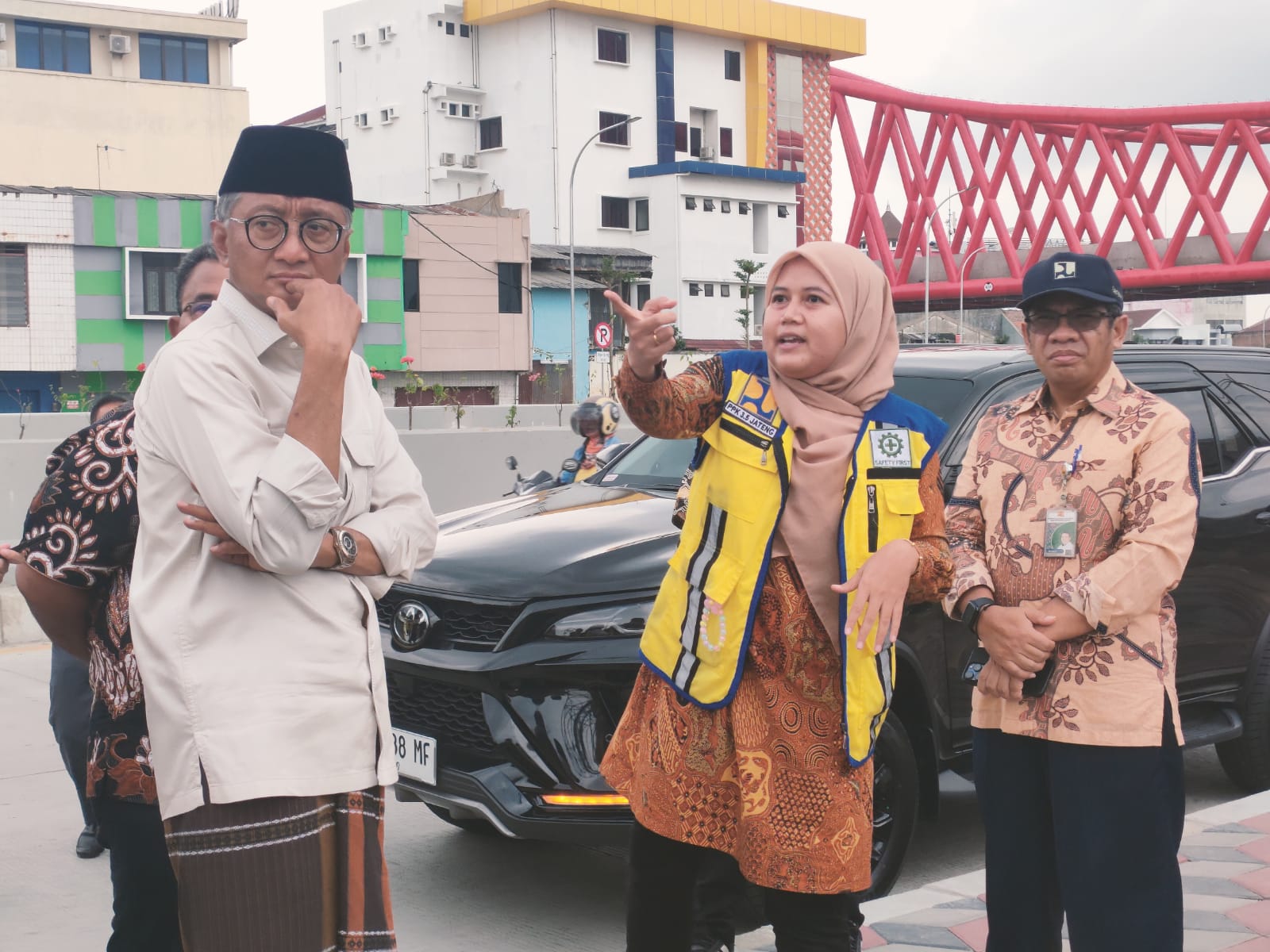 Menteri PU Dody Hanggodo melihat kondisi lapangan di Simpang Joglo, Jumat (7/2/2025). (Silvester Kurniawan/Radar Solo)