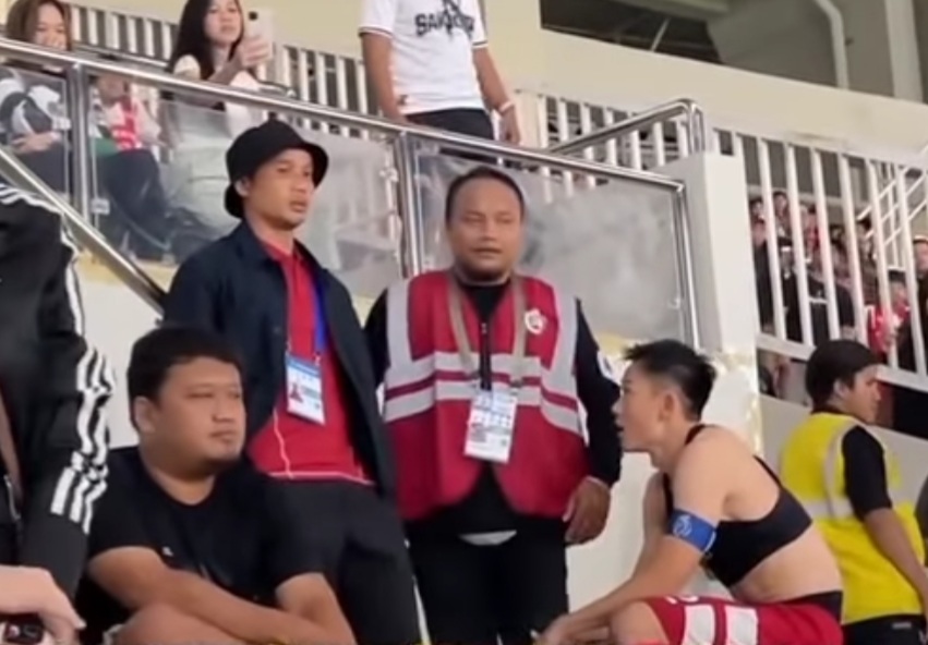 Kapten Persis Solo Sutanto Tan membujuk Rian Miziar untuk turun ke lapangan usai laga melawan Persebaya Surabay di Stadion Manahan (7/2/2025).