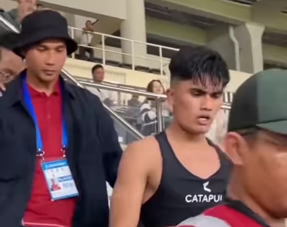 Rian Miziar akhirnya mau turun ke lapangan menyanyikan anthem bersama, Ramadhan Sananta ikut membujuknya.
