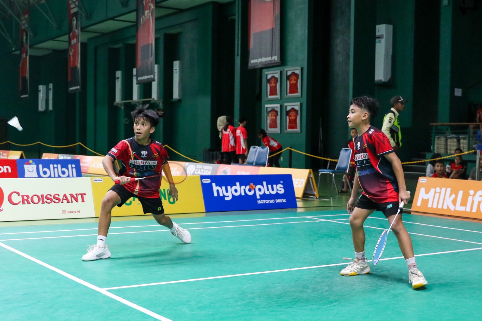 Muhammad Rafa Shirdi dan Kafie El Azzam saat terjun di Kejuaraan Klub Mitra PB Djarum 2025 di Kudus.