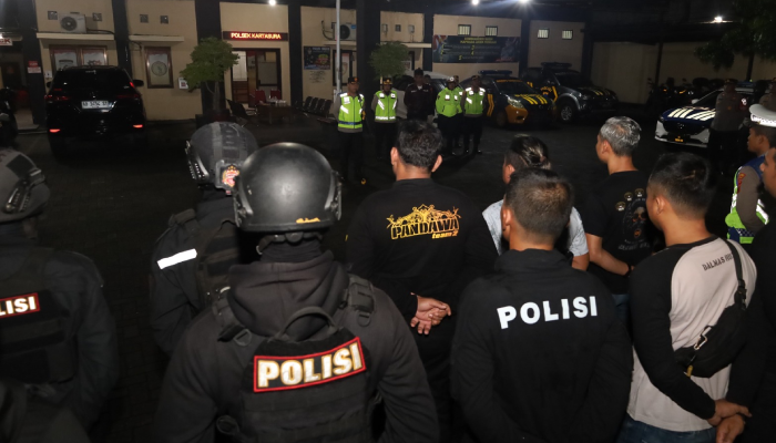 Kapolres Sukoharjo AKBP Anggaito Hadi Prabowo luncurkan Tim Perintis Presisi saat apel siaga di halaman Polsek Kartasura pada Jumat (7/2/2025) malam.