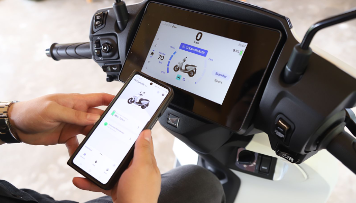 Pengendara mengaktifkan fitur unggulan RoadSync Duo pada Honda CUV e: sebelum memulai perjalanan.