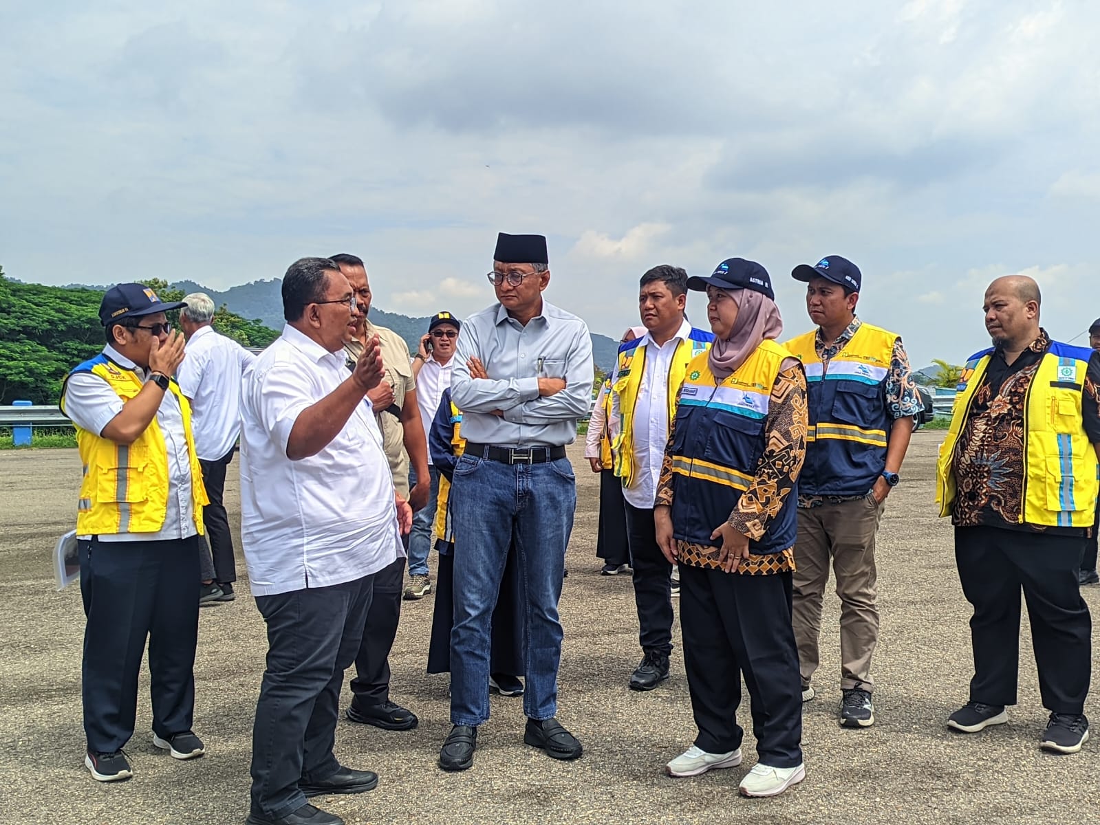 Menteri PU Dody Hanggodo (tengah) saat memantau di WGM dan SPAM Wososukas Rabu (8/2/2025).