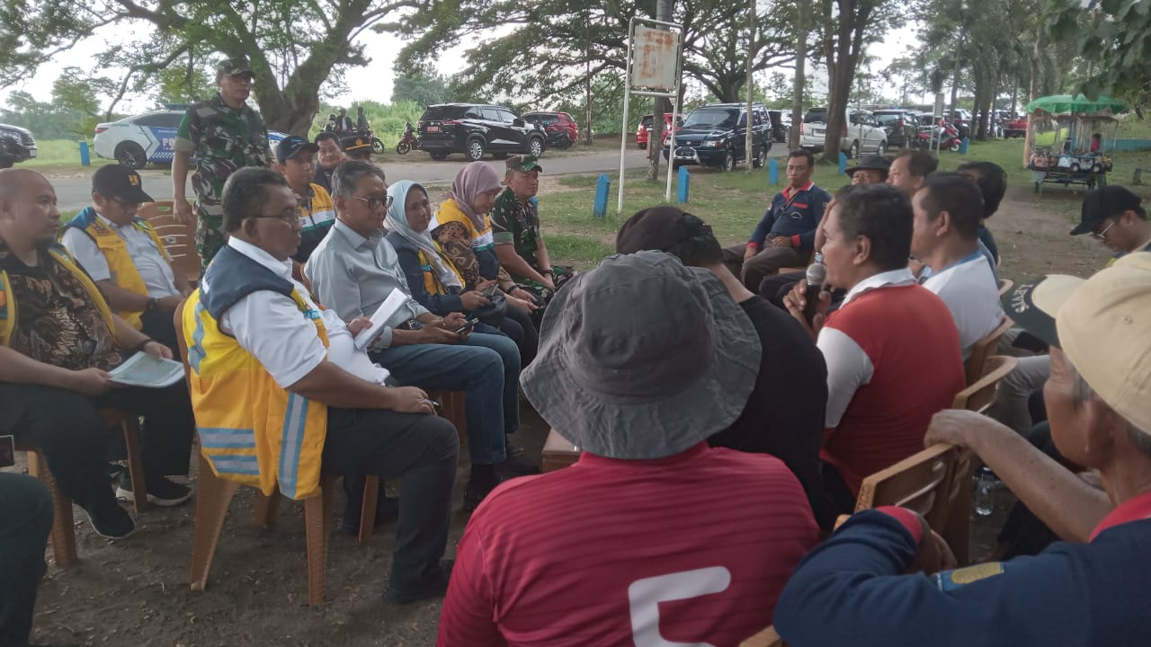 Menteri Pekerjaan Umum (Menteri PU), Dody Hanggodo saat bertemu dengan sejumlah kelompok tani di DAM Colo, Desa Pengkol, Kecamatan Nguter, Sukoharjo, Sabtu (8/2/2025).