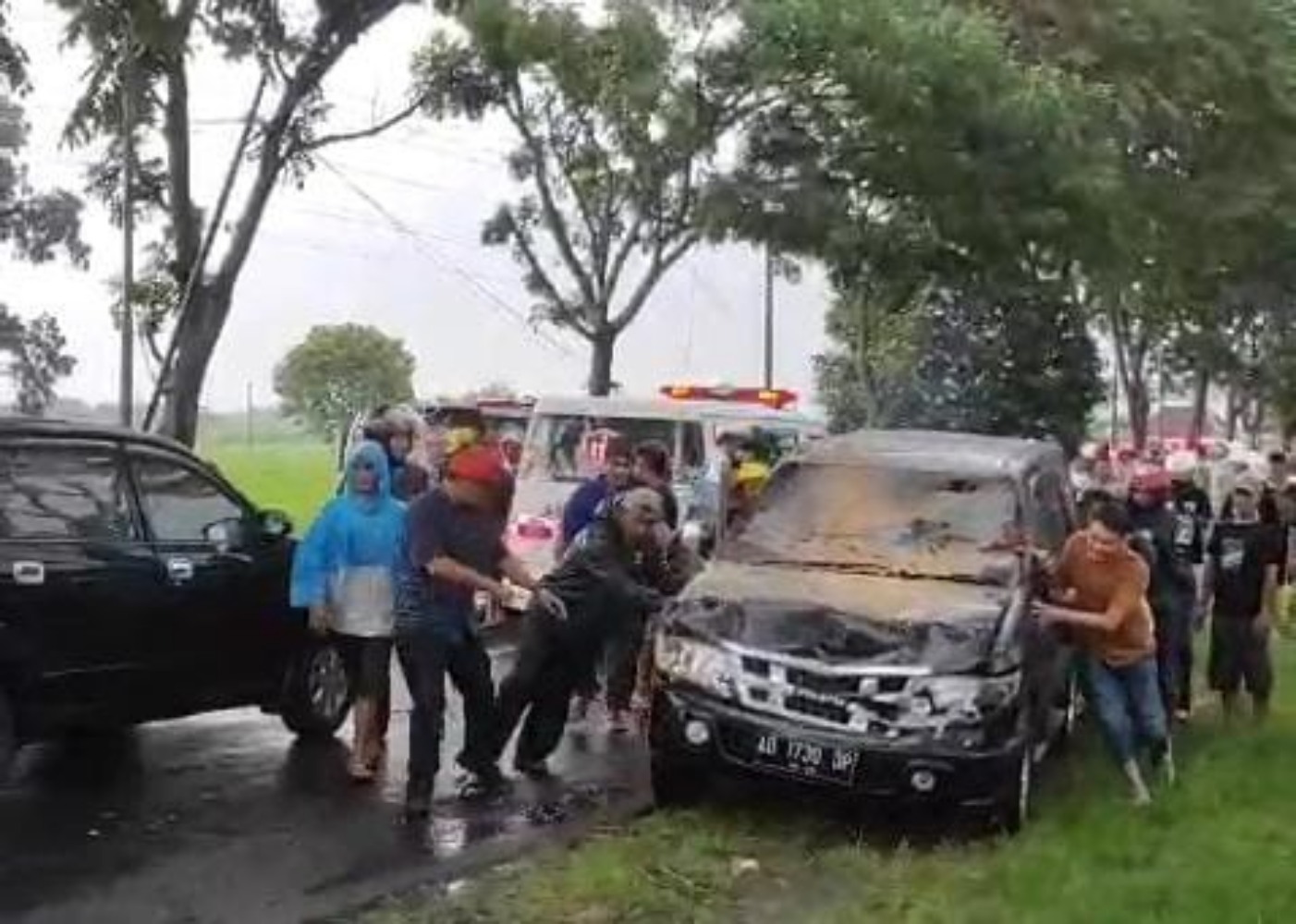Relawan dan BPBD Karanganyar melakukan evakuasi mobil yang tertimpa pohon tumbang di Jalan Lawu tepatnya di Kelurahan Popongan, Karanganyar Kota, Sabtu (8/2/2025).