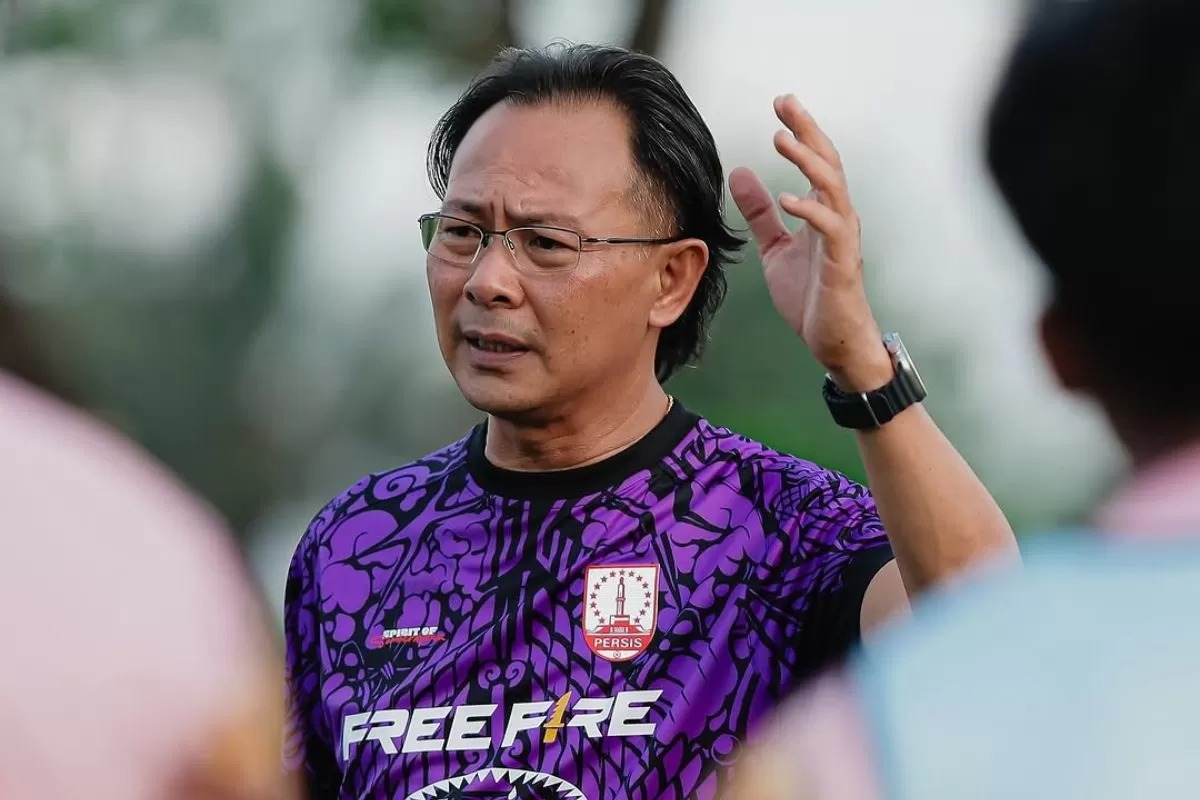 Ong Kim Swee saat memberi arahan kepada para pemain Persis Solo.