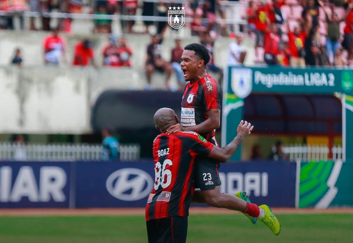 Persipura Jayapura melakukan selebrasi di laga Liga 2 2024/2025.